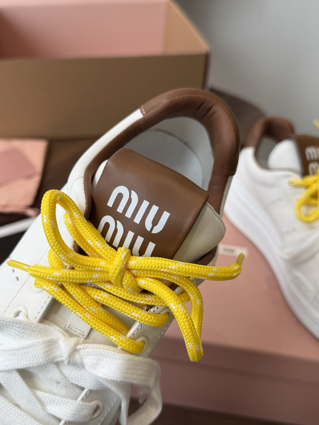 Miu Miu26ss夏季新款休闲厚底小白鞋 温柔甜欲的休闲氛围感扑面而来,纯白鞋身搭配多彩后跟拼接,附赠双色鞋带随心切 Miu Miu26ss夏季新款休闲厚底小白鞋 温柔甜欲的休闲氛围感扑面而来,纯白鞋身搭配多彩后跟拼接,附赠双色鞋带随心切