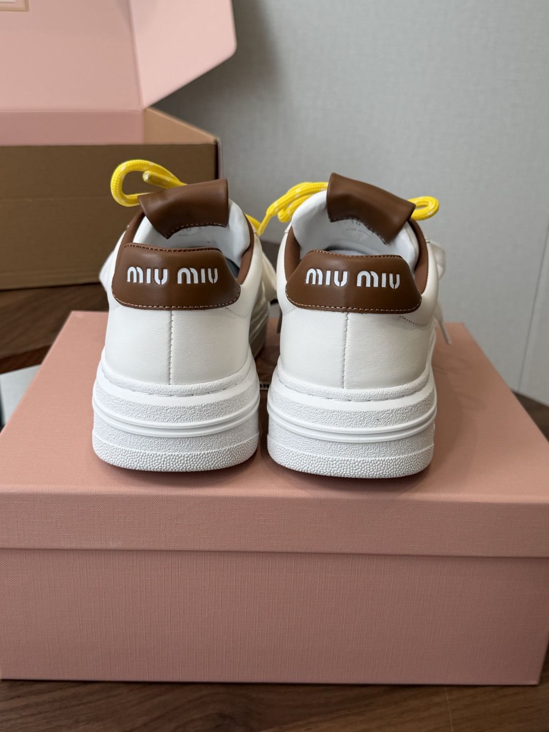 Miu Miu26ss夏季新款休闲厚底小白鞋 温柔甜欲的休闲氛围感扑面而来,纯白鞋身搭配多彩后跟拼接,附赠双色鞋带随心切 Miu Miu26ss夏季新款休闲厚底小白鞋 温柔甜欲的休闲氛围感扑面而来,纯白鞋身搭配多彩后跟拼接,附赠双色鞋带随心切