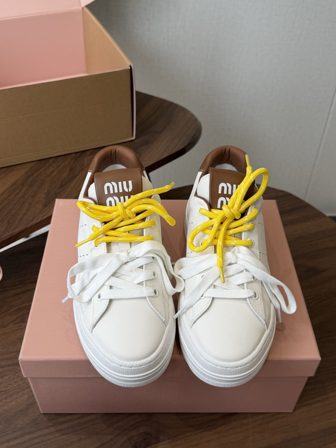 Miu Miu26ss夏季新款休闲厚底小白鞋 温柔甜欲的休闲氛围感扑面而来，纯白鞋身搭配多彩后跟拼接，附赠双色鞋带随心切