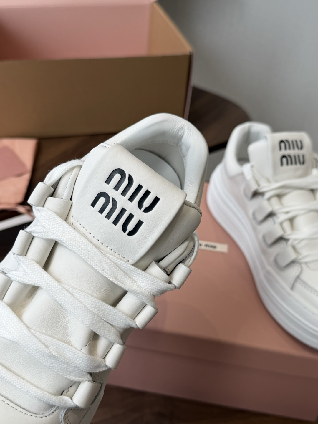 Miu Miu26ss夏季新款休闲厚底小白鞋 温柔甜欲的休闲氛围感扑面而来,纯白鞋身搭配多彩后跟拼接,附赠双色鞋带随心切 Miu Miu26ss夏季新款休闲厚底小白鞋 温柔甜欲的休闲氛围感扑面而来,纯白鞋身搭配多彩后跟拼接,附赠双色鞋带随心切