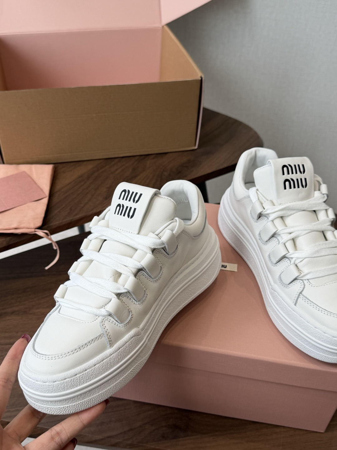 Miu Miu26ss夏季新款休闲厚底小白鞋 温柔甜欲的休闲氛围感扑面而来,纯白鞋身搭配多彩后跟拼接,附赠双色鞋带随心切 Miu Miu26ss夏季新款休闲厚底小白鞋 温柔甜欲的休闲氛围感扑面而来,纯白鞋身搭配多彩后跟拼接,附赠双色鞋带随心切