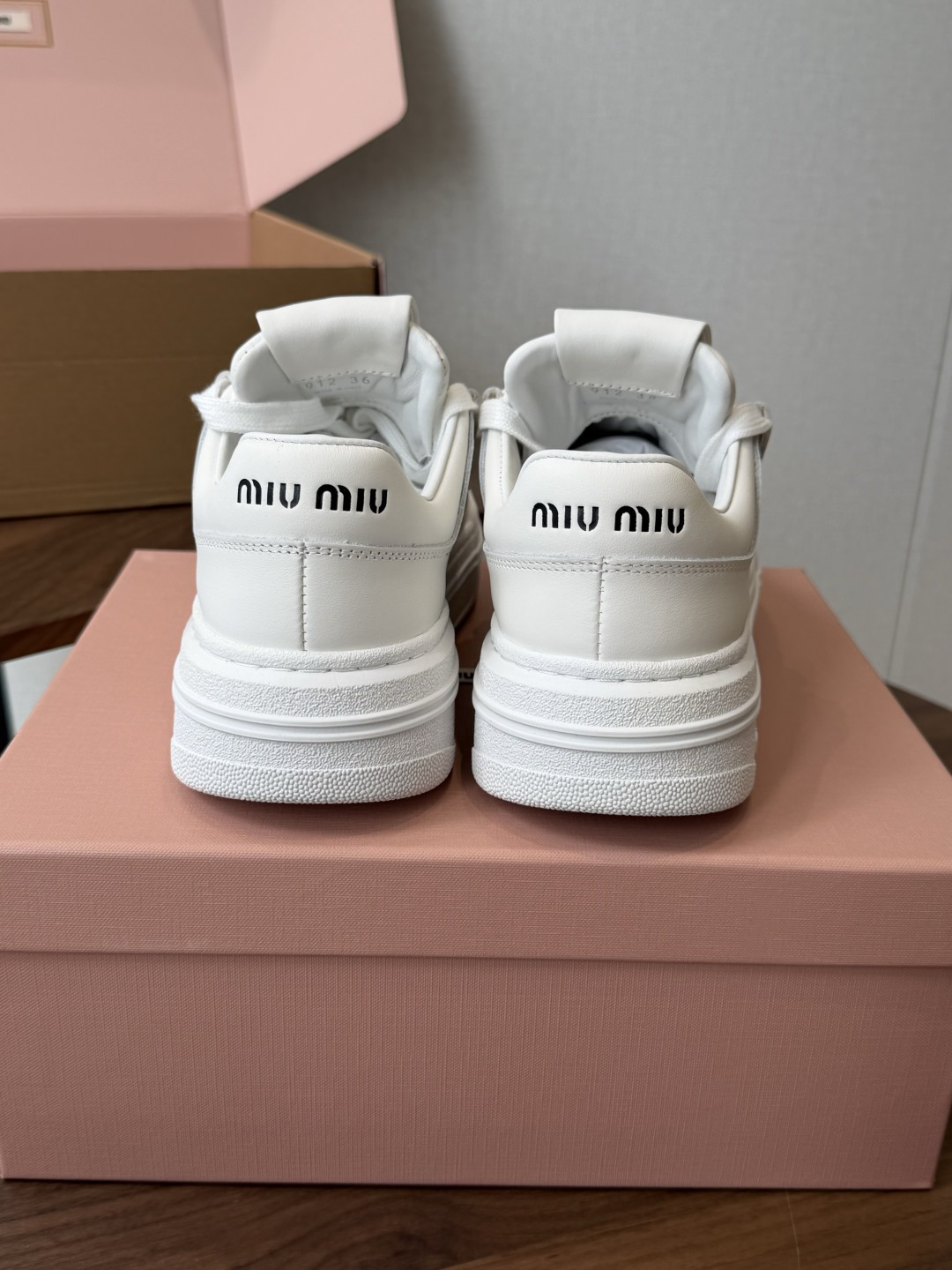 Miu Miu26ss夏季新款休闲厚底小白鞋 温柔甜欲的休闲氛围感扑面而来,纯白鞋身搭配多彩后跟拼接,附赠双色鞋带随心切 Miu Miu26ss夏季新款休闲厚底小白鞋 温柔甜欲的休闲氛围感扑面而来,纯白鞋身搭配多彩后跟拼接,附赠双色鞋带随心切