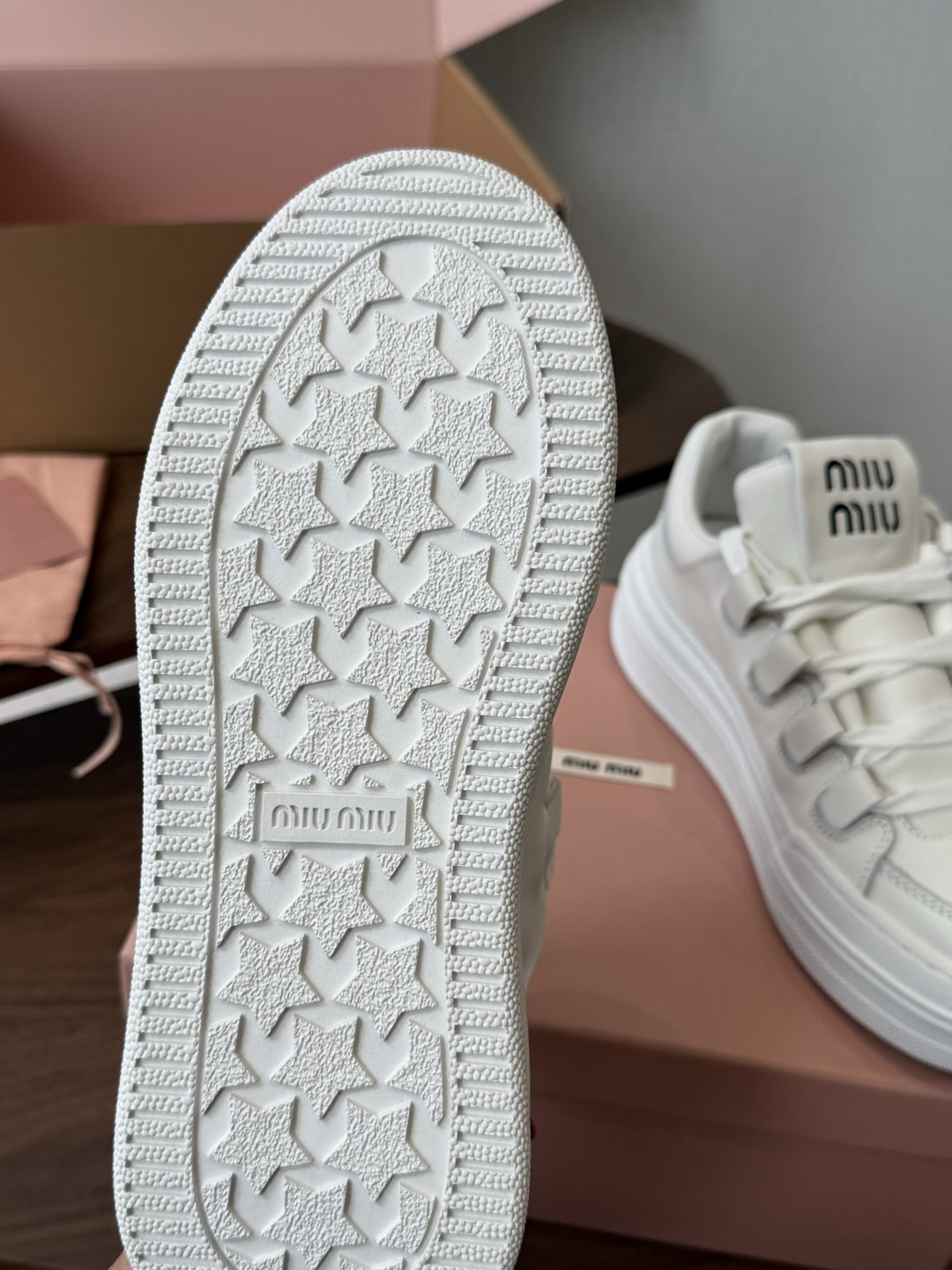 Miu Miu26ss夏季新款休闲厚底小白鞋 温柔甜欲的休闲氛围感扑面而来,纯白鞋身搭配多彩后跟拼接,附赠双色鞋带随心切 Miu Miu26ss夏季新款休闲厚底小白鞋 温柔甜欲的休闲氛围感扑面而来,纯白鞋身搭配多彩后跟拼接,附赠双色鞋带随心切
