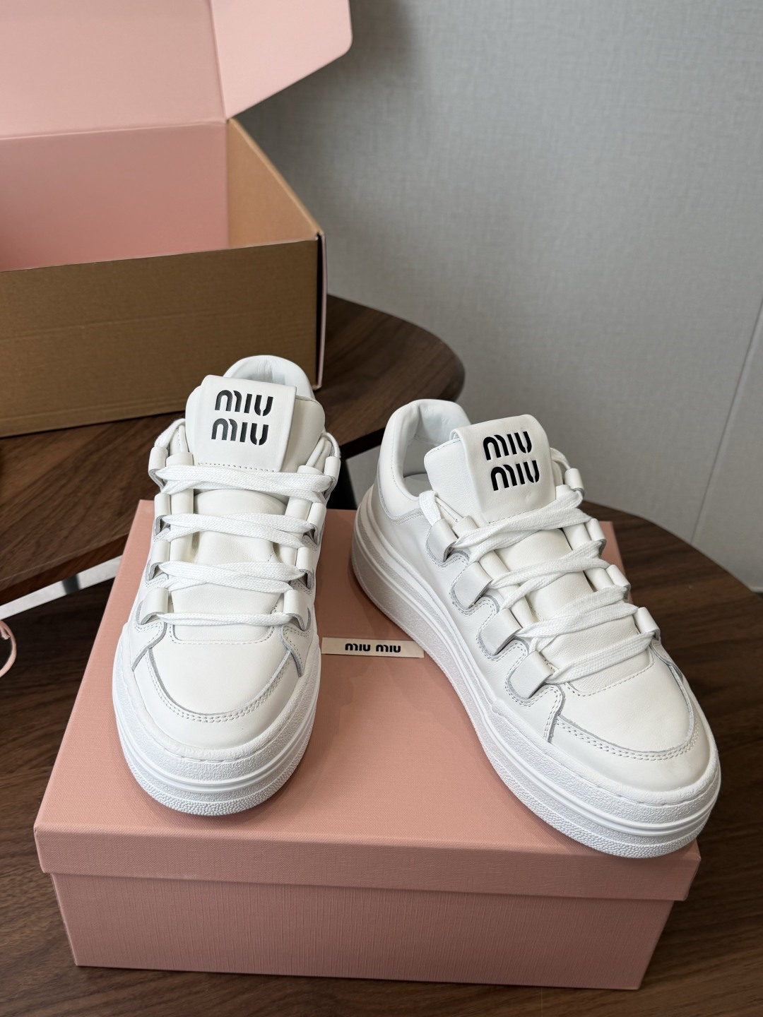 Miu Miu26ss夏季新款休闲厚底小白鞋 温柔甜欲的休闲氛围感扑面而来,纯白鞋身搭配多彩后跟拼接,附赠双色鞋带随心切 Miu Miu26ss夏季新款休闲厚底小白鞋 温柔甜欲的休闲氛围感扑面而来,纯白鞋身搭配多彩后跟拼接,附赠双色鞋带随心切