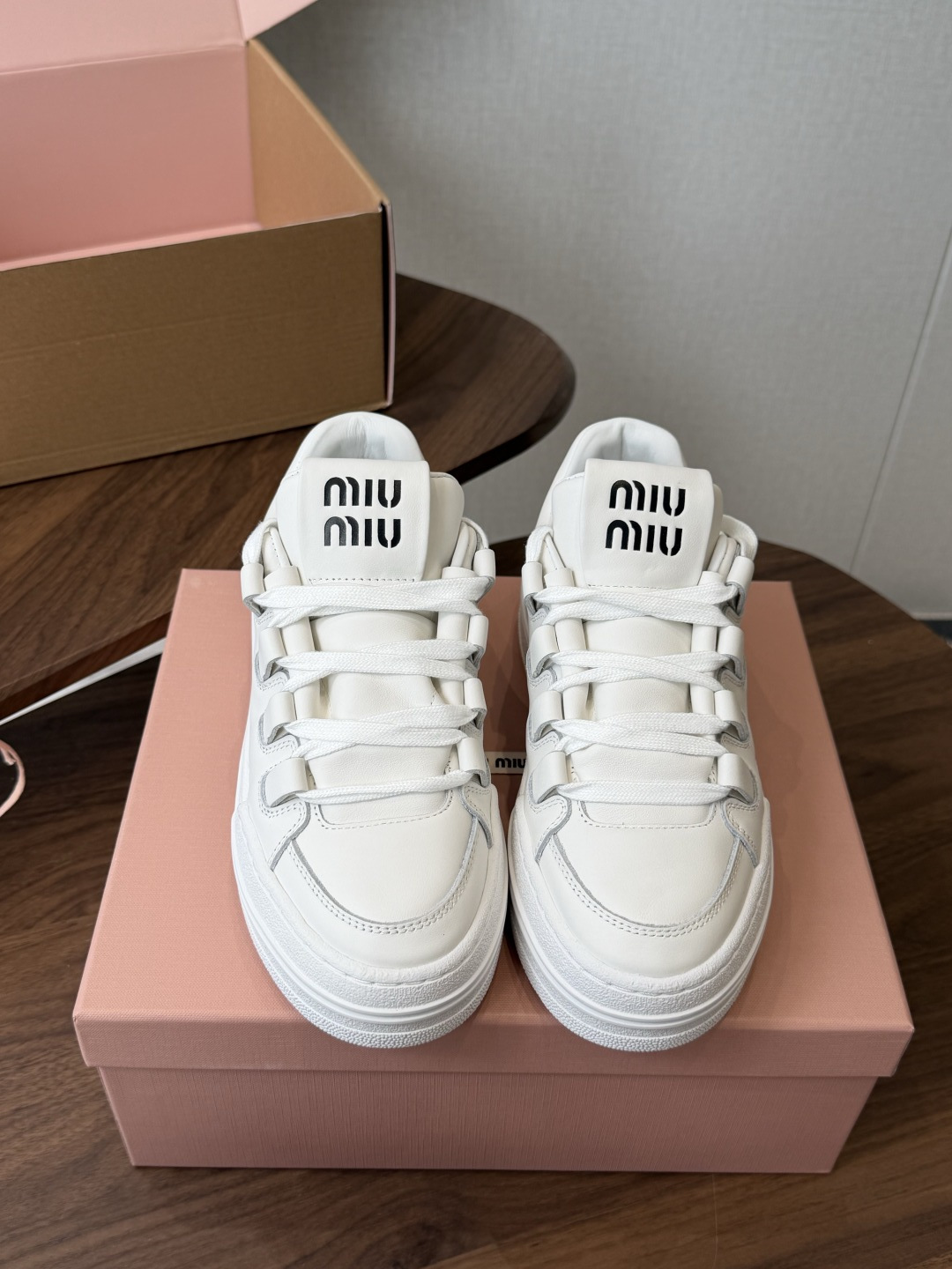 Miu Miu26ss夏季新款休闲厚底小白鞋 温柔甜欲的休闲氛围感扑面而来，纯白鞋身搭配多彩后跟拼接，附赠双色鞋带随心切