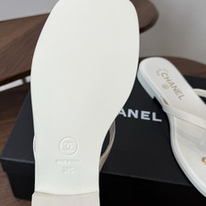 Chanel26ss夏季新款方头夹趾人字拖 自带慵懒轻奢休闲氛围感的方头夹脚人字拖,利落方头鞋型搭配精致蝴蝶结饰带,夹脚 Chanel26ss夏季新款方头夹趾人字拖 自带慵懒轻奢休闲氛围感的方头夹脚人字拖,利落方头鞋型搭配精致蝴蝶结饰带,夹脚