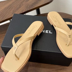 Chanel26ss夏季新款方头夹趾人字拖 自带慵懒轻奢休闲氛围感的方头夹脚人字拖,利落方头鞋型搭配精致蝴蝶结饰带,夹脚 Chanel26ss夏季新款方头夹趾人字拖 自带慵懒轻奢休闲氛围感的方头夹脚人字拖,利落方头鞋型搭配精致蝴蝶结饰带,夹脚