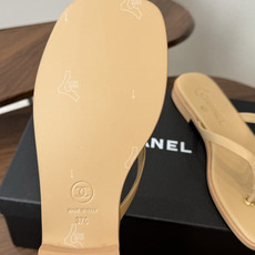 Chanel26ss夏季新款方头夹趾人字拖 自带慵懒轻奢休闲氛围感的方头夹脚人字拖,利落方头鞋型搭配精致蝴蝶结饰带,夹脚 Chanel26ss夏季新款方头夹趾人字拖 自带慵懒轻奢休闲氛围感的方头夹脚人字拖,利落方头鞋型搭配精致蝴蝶结饰带,夹脚