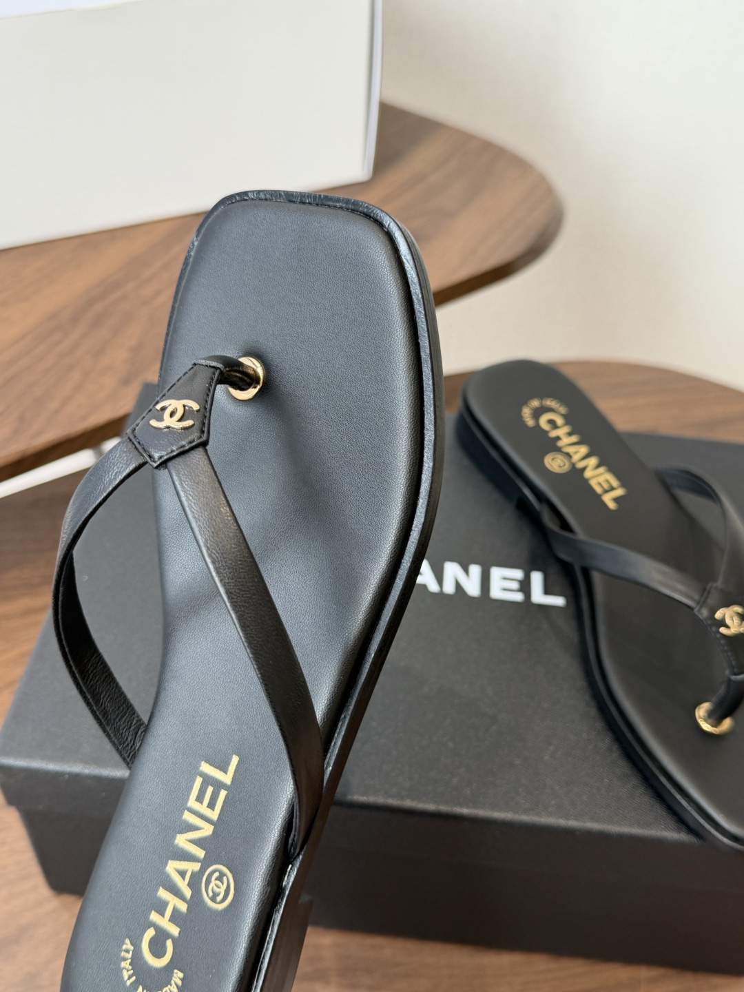Chanel26ss夏季新款方头夹趾人字拖 自带慵懒轻奢休闲氛围感的方头夹脚人字拖，利落方头鞋型搭配精致蝴蝶结饰带，夹脚