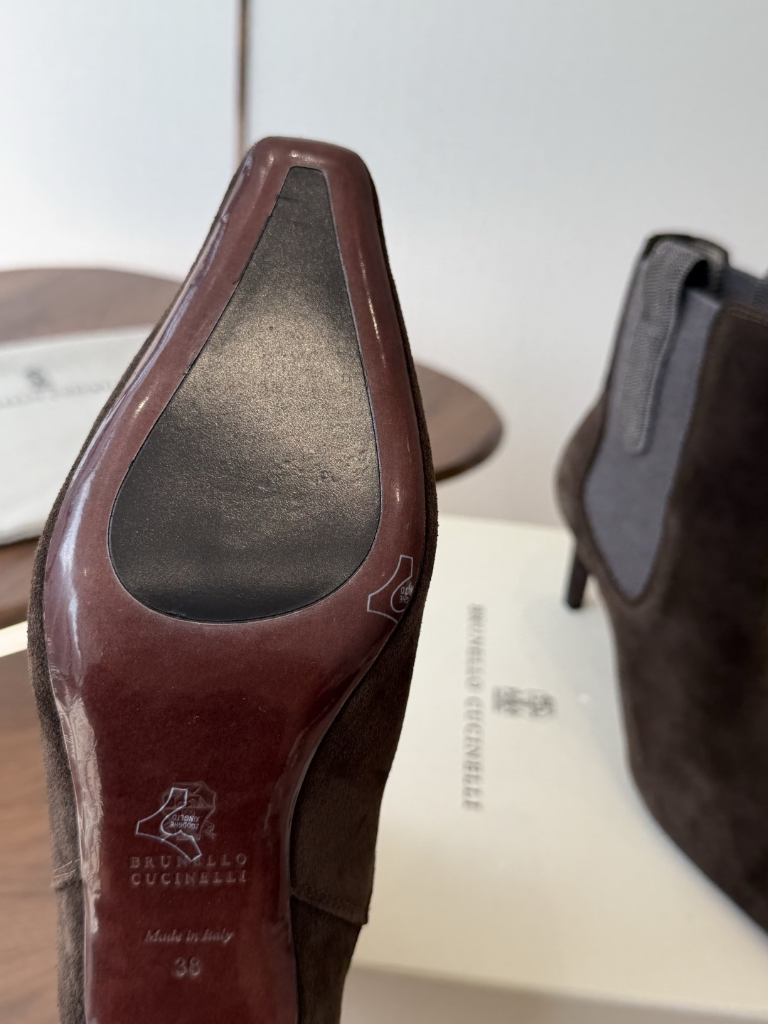 Brunello CucinelliBC26ss秋冬季新款气质高跟中筒靴 自带高冷疏离的清冷极简格调,利落圆头拉长脚部线 Brunello CucinelliBC26ss秋冬季新款气质高跟中筒靴 自带高冷疏离的清冷极简格调,利落圆头拉长脚部线