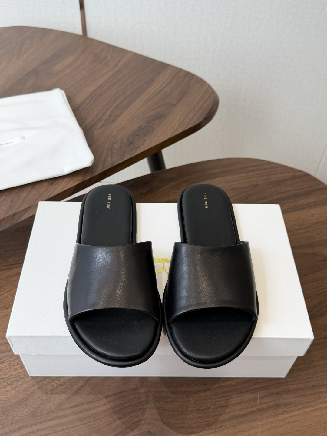 莞产The Row 26ss 天鹅绒极简拖鞋 平常外出逛街或者居家穿都非常方便舒适， 春夏秋冬四季都能穿好看又清爽，出门