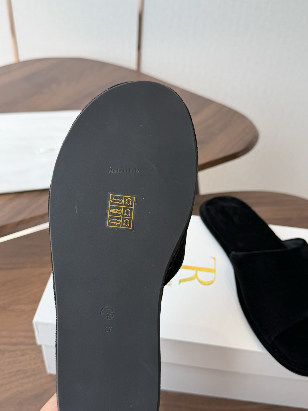 莞产The Row 26ss 天鹅绒极简拖鞋 平常外出逛街或者居家穿都非常方便舒适, 春夏秋冬四季都能穿好看又清爽,出门 莞产The Row 26ss 天鹅绒极简拖鞋 平常外出逛街或者居家穿都非常方便舒适, 春夏秋冬四季都能穿好看又清爽,出门