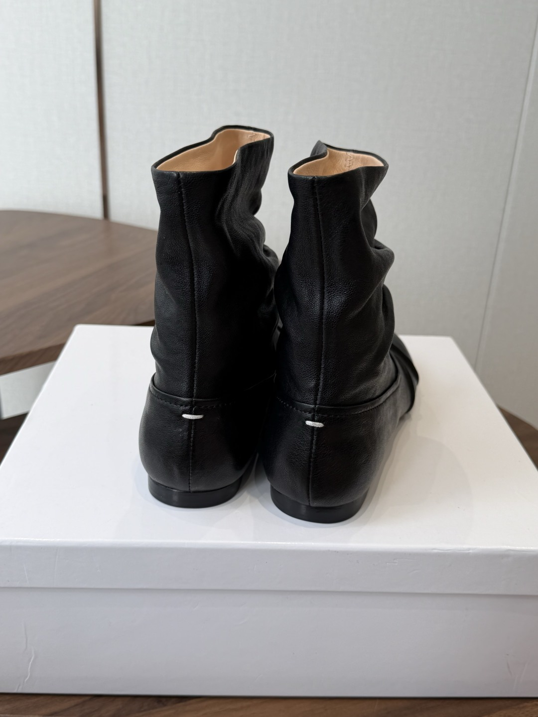 MaisonMargiela MM6 马吉拉分趾系列低跟分趾靴 告别臃肿,专为当代独立、气质都市女性打造高级鞋履 对是小 MaisonMargiela MM6 马吉拉分趾系列低跟分趾靴 告别臃肿,专为当代独立、气质都市女性打造高级鞋履 对是小