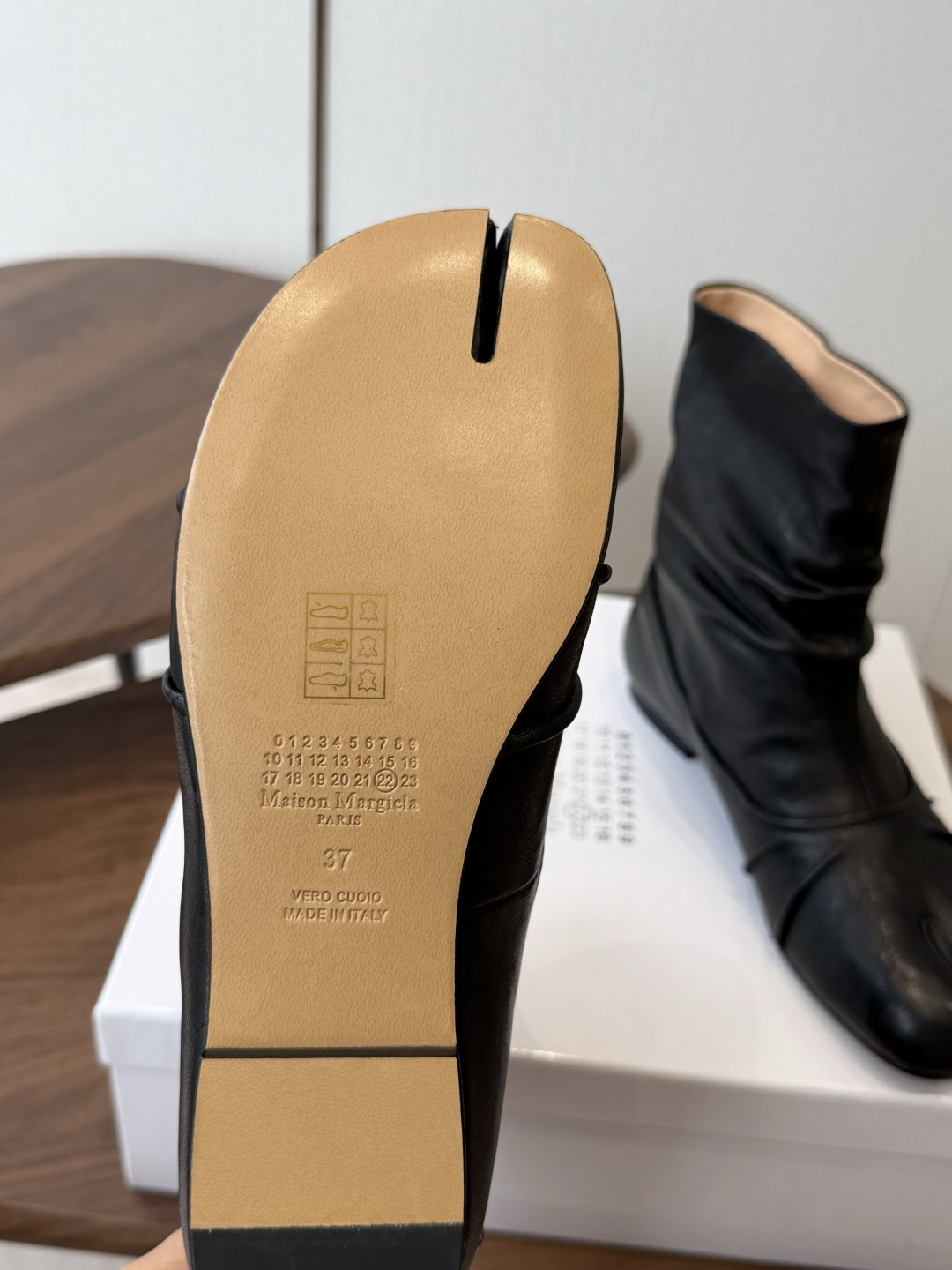 MaisonMargiela MM6 马吉拉分趾系列低跟分趾靴 告别臃肿,专为当代独立、气质都市女性打造高级鞋履 对是小 MaisonMargiela MM6 马吉拉分趾系列低跟分趾靴 告别臃肿,专为当代独立、气质都市女性打造高级鞋履 对是小