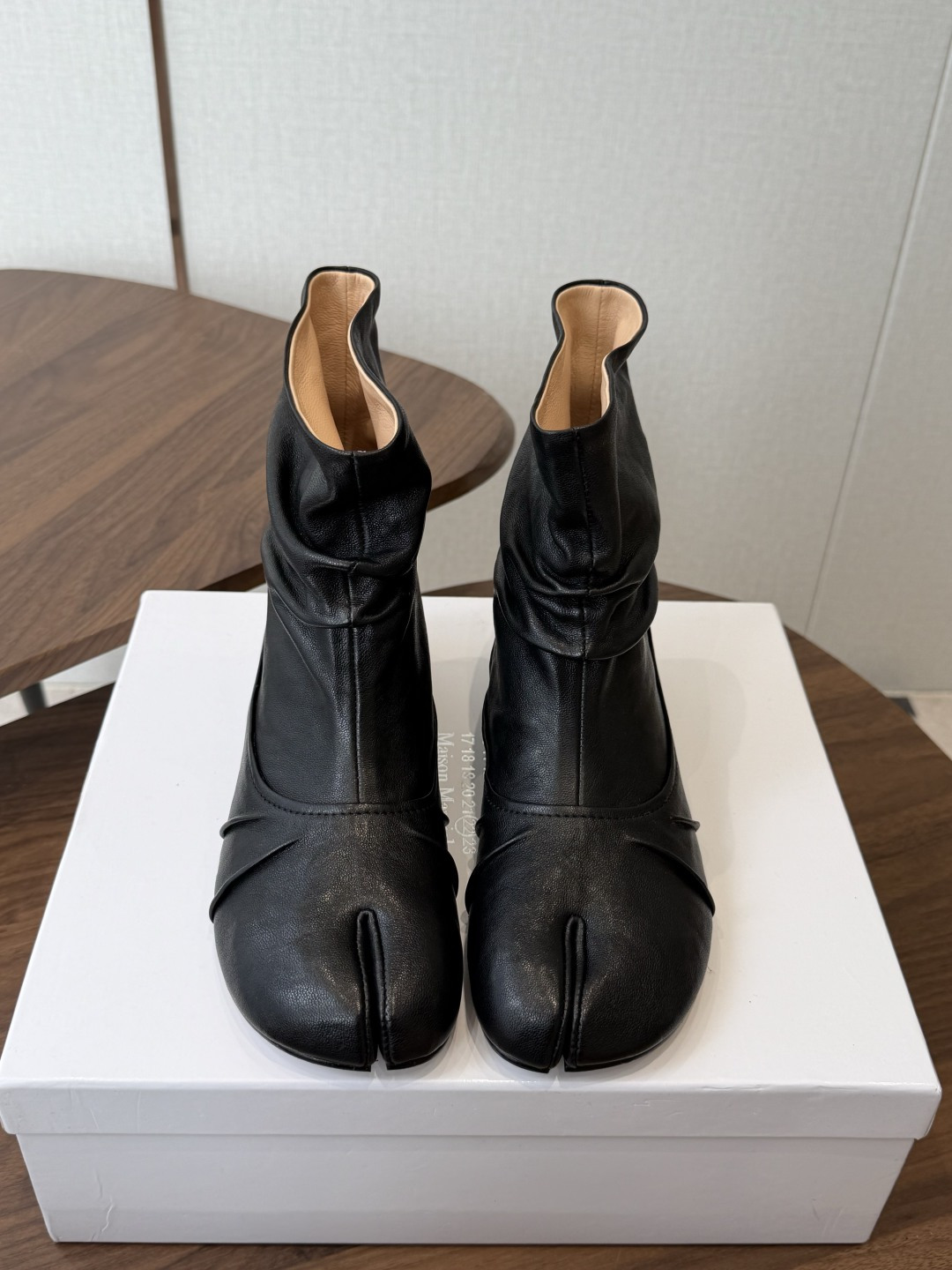 MaisonMargiela MM6 马吉拉分趾系列低跟分趾靴 告别臃肿，专为当代独立、气质都市女性打造高级鞋履 对是小