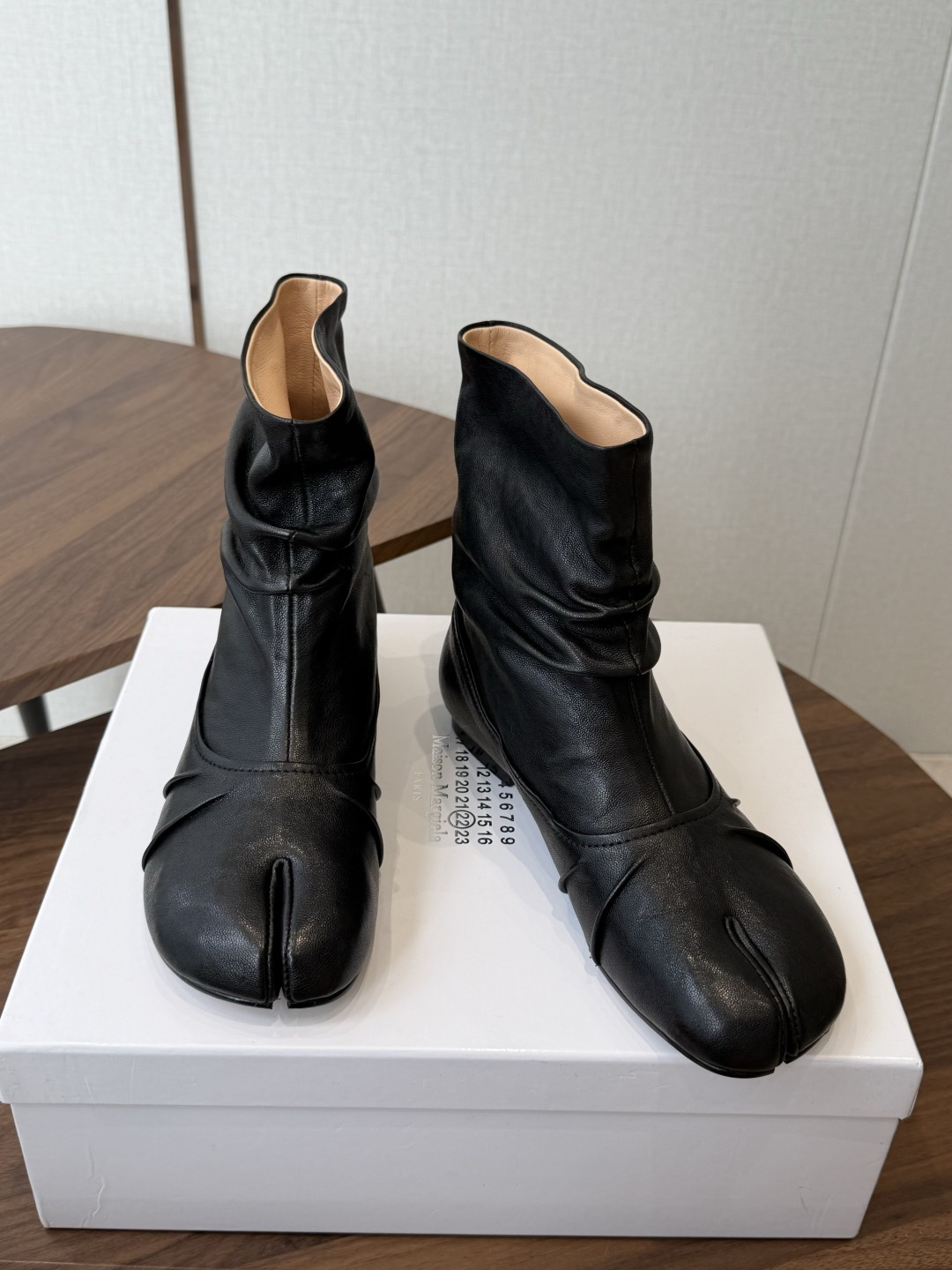MaisonMargiela MM6 马吉拉分趾系列低跟分趾靴 告别臃肿,专为当代独立、气质都市女性打造高级鞋履 对是小 MaisonMargiela MM6 马吉拉分趾系列低跟分趾靴 告别臃肿,专为当代独立、气质都市女性打造高级鞋履 对是小