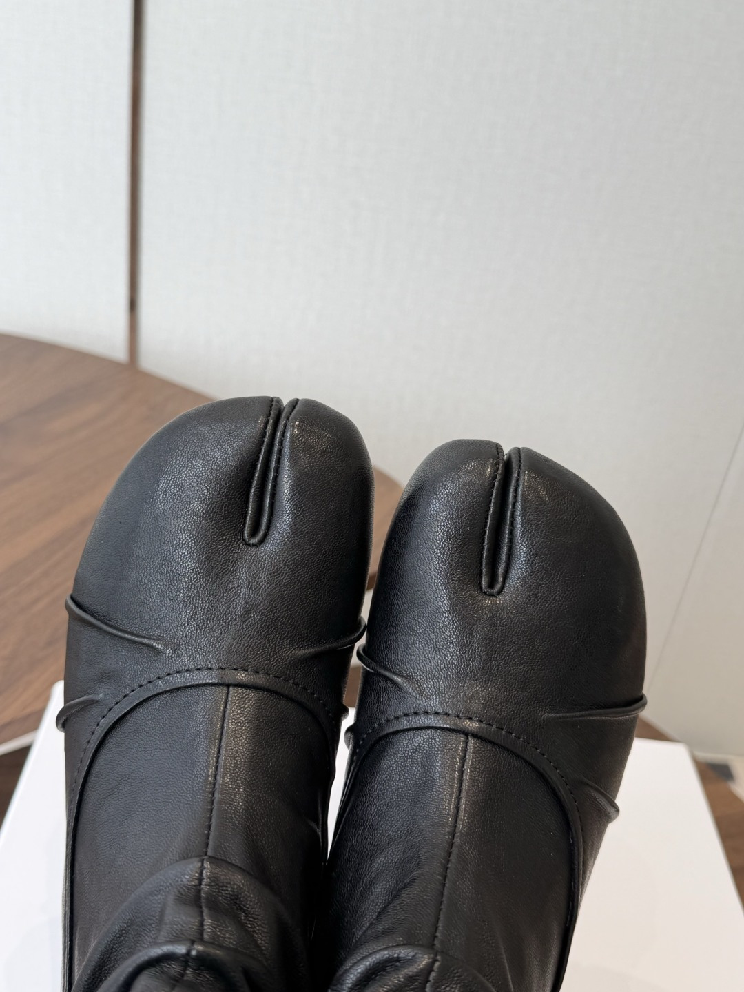 MaisonMargiela MM6 马吉拉分趾系列低跟分趾靴 告别臃肿,专为当代独立、气质都市女性打造高级鞋履 对是小 MaisonMargiela MM6 马吉拉分趾系列低跟分趾靴 告别臃肿,专为当代独立、气质都市女性打造高级鞋履 对是小
