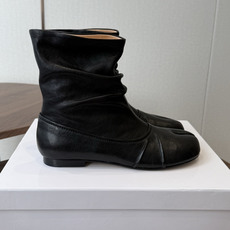 MaisonMargiela MM6 马吉拉分趾系列低跟分趾靴 告别臃肿,专为当代独立、气质都市女性打造高级鞋履 对是小 MaisonMargiela MM6 马吉拉分趾系列低跟分趾靴 告别臃肿,专为当代独立、气质都市女性打造高级鞋履 对是小