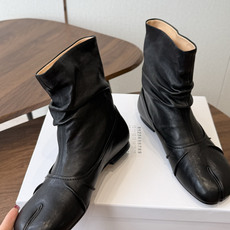 MaisonMargiela MM6 马吉拉分趾系列低跟分趾靴 告别臃肿,专为当代独立、气质都市女性打造高级鞋履 对是小 MaisonMargiela MM6 马吉拉分趾系列低跟分趾靴 告别臃肿,专为当代独立、气质都市女性打造高级鞋履 对是小