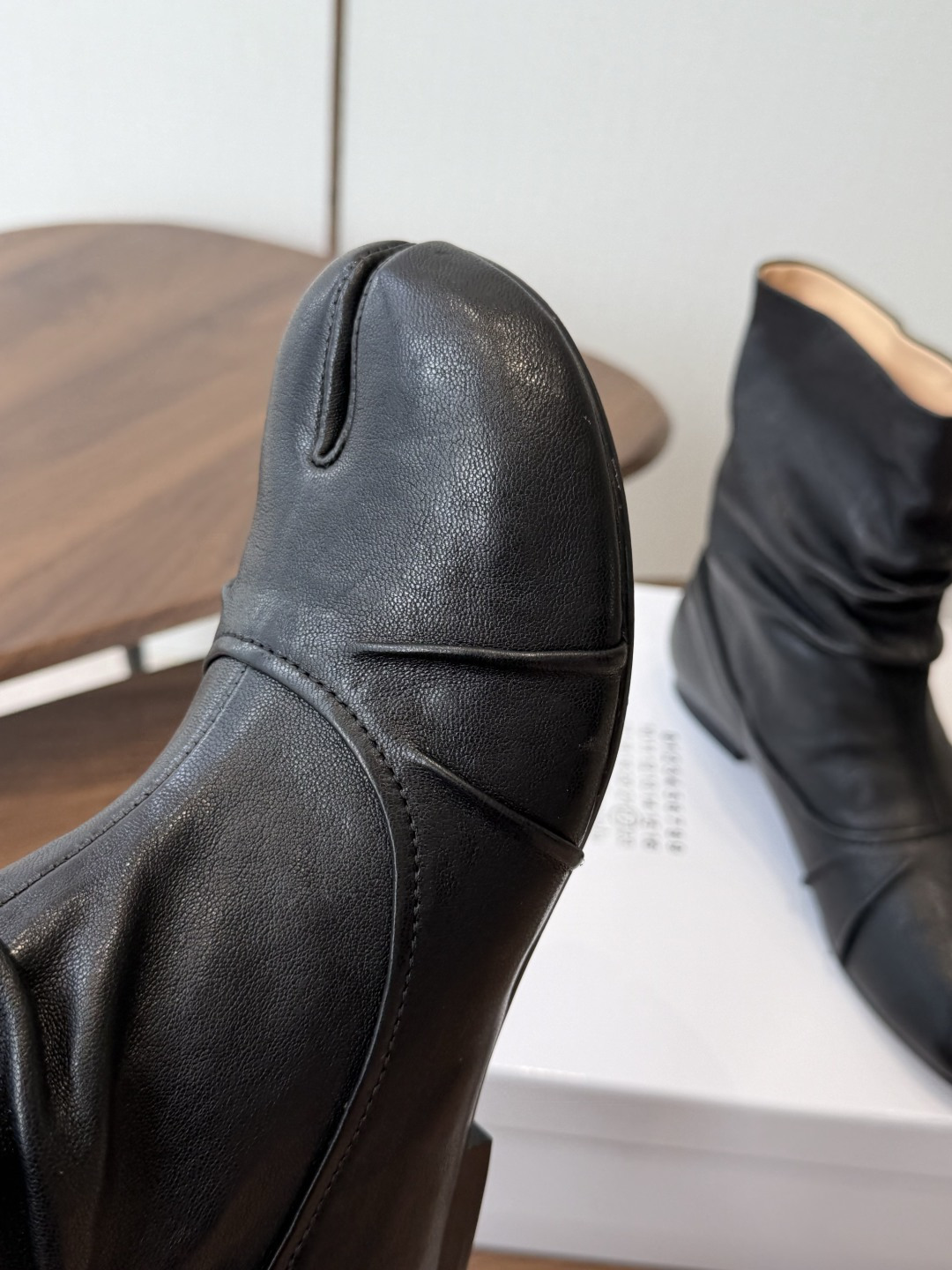 MaisonMargiela MM6 马吉拉分趾系列低跟分趾靴 告别臃肿,专为当代独立、气质都市女性打造高级鞋履 对是小 MaisonMargiela MM6 马吉拉分趾系列低跟分趾靴 告别臃肿,专为当代独立、气质都市女性打造高级鞋履 对是小