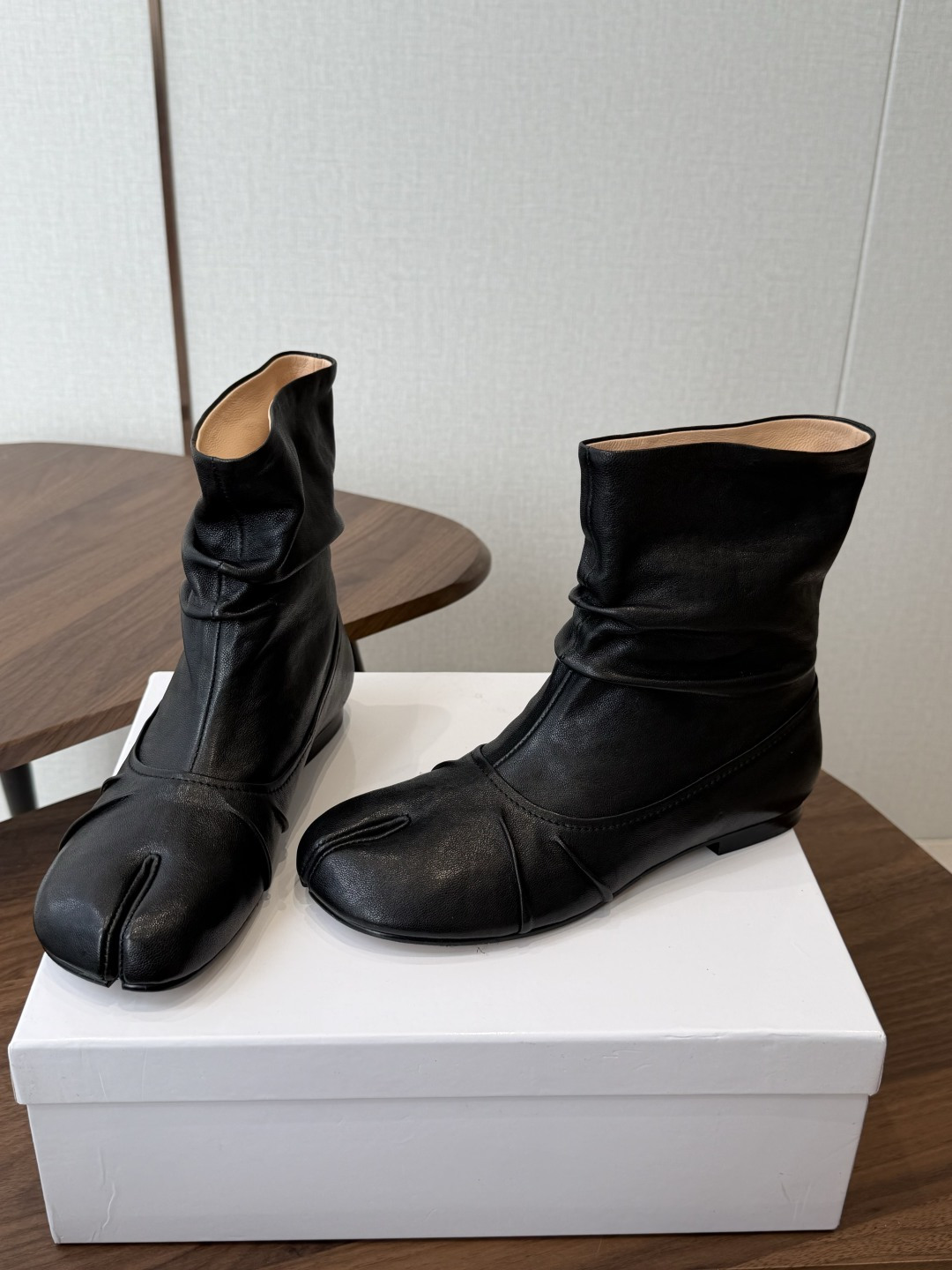 MaisonMargiela MM6 马吉拉分趾系列低跟分趾靴 告别臃肿,专为当代独立、气质都市女性打造高级鞋履 对是小 MaisonMargiela MM6 马吉拉分趾系列低跟分趾靴 告别臃肿,专为当代独立、气质都市女性打造高级鞋履 对是小