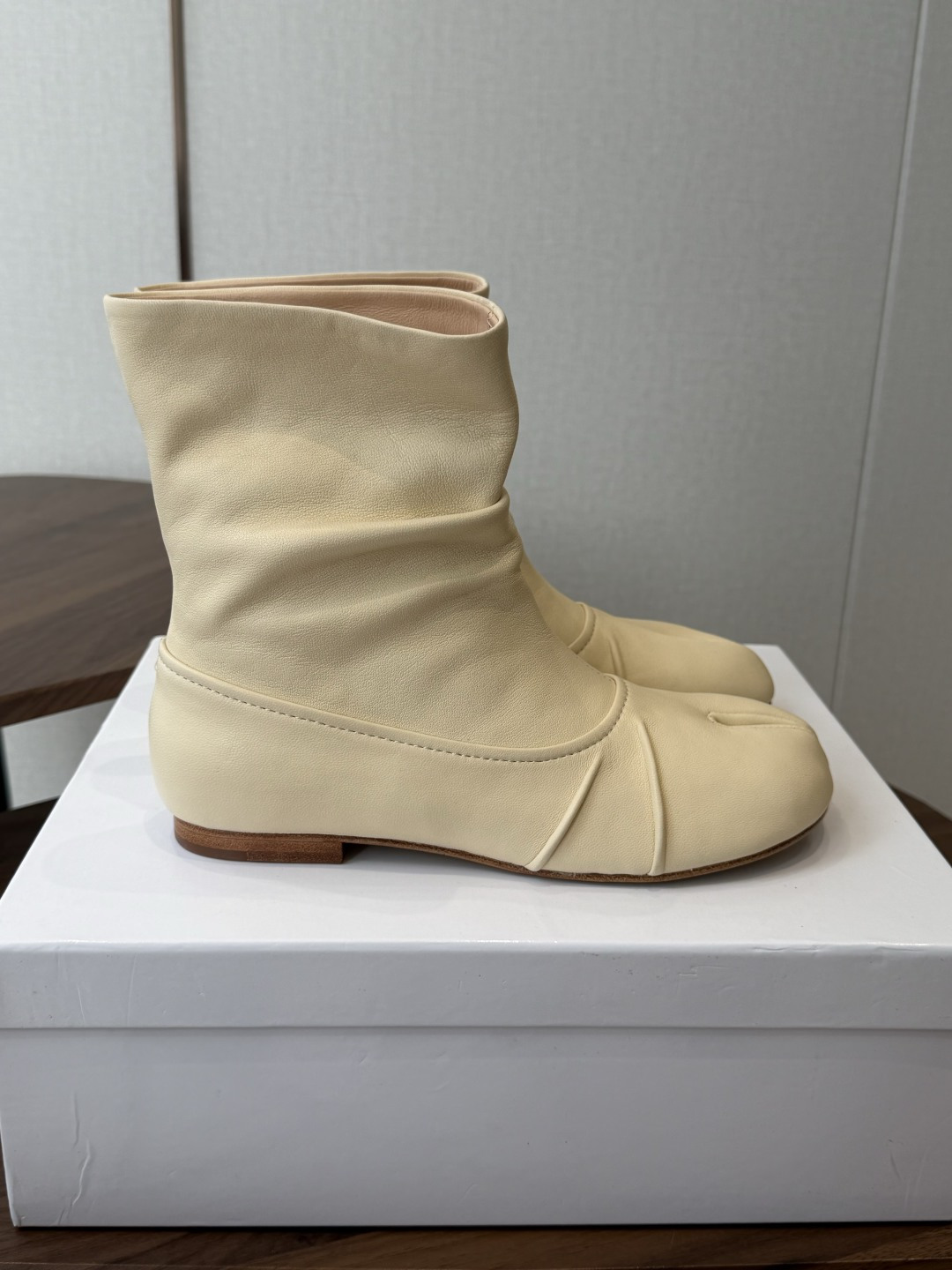 MaisonMargiela MM6 马吉拉分趾系列低跟分趾靴 告别臃肿,专为当代独立、气质都市女性打造高级鞋履 对是小 MaisonMargiela MM6 马吉拉分趾系列低跟分趾靴 告别臃肿,专为当代独立、气质都市女性打造高级鞋履 对是小