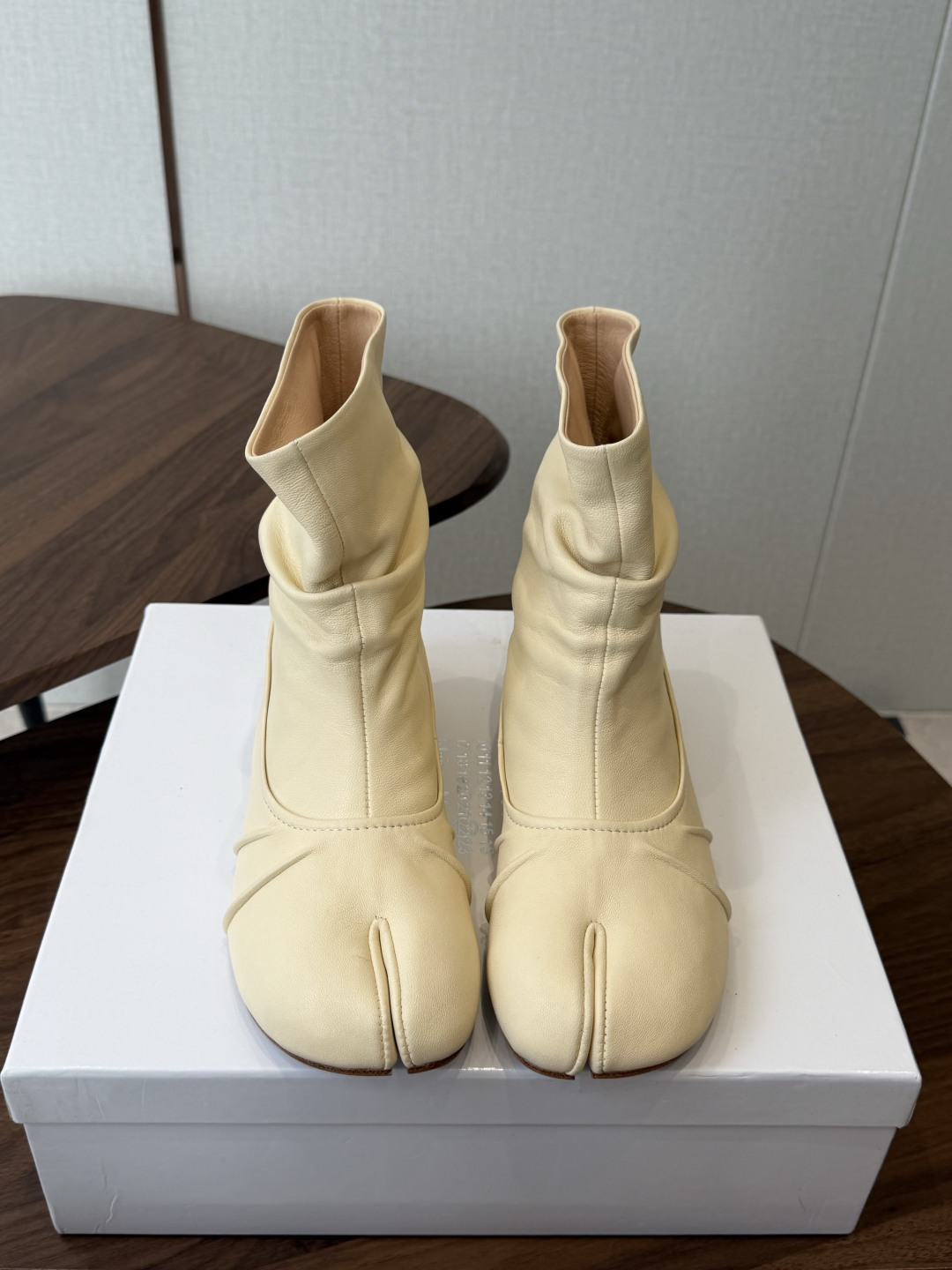 MaisonMargiela MM6 马吉拉分趾系列低跟分趾靴 告别臃肿，专为当代独立、气质都市女性打造高级鞋履 对是小