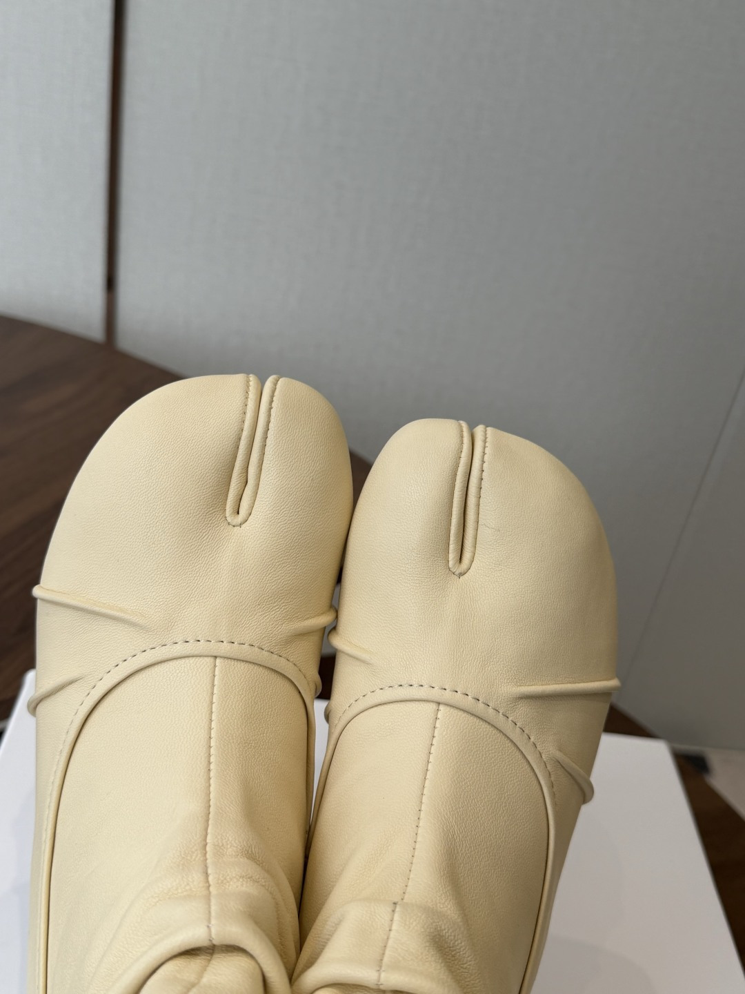 MaisonMargiela MM6 马吉拉分趾系列低跟分趾靴 告别臃肿,专为当代独立、气质都市女性打造高级鞋履 对是小 MaisonMargiela MM6 马吉拉分趾系列低跟分趾靴 告别臃肿,专为当代独立、气质都市女性打造高级鞋履 对是小