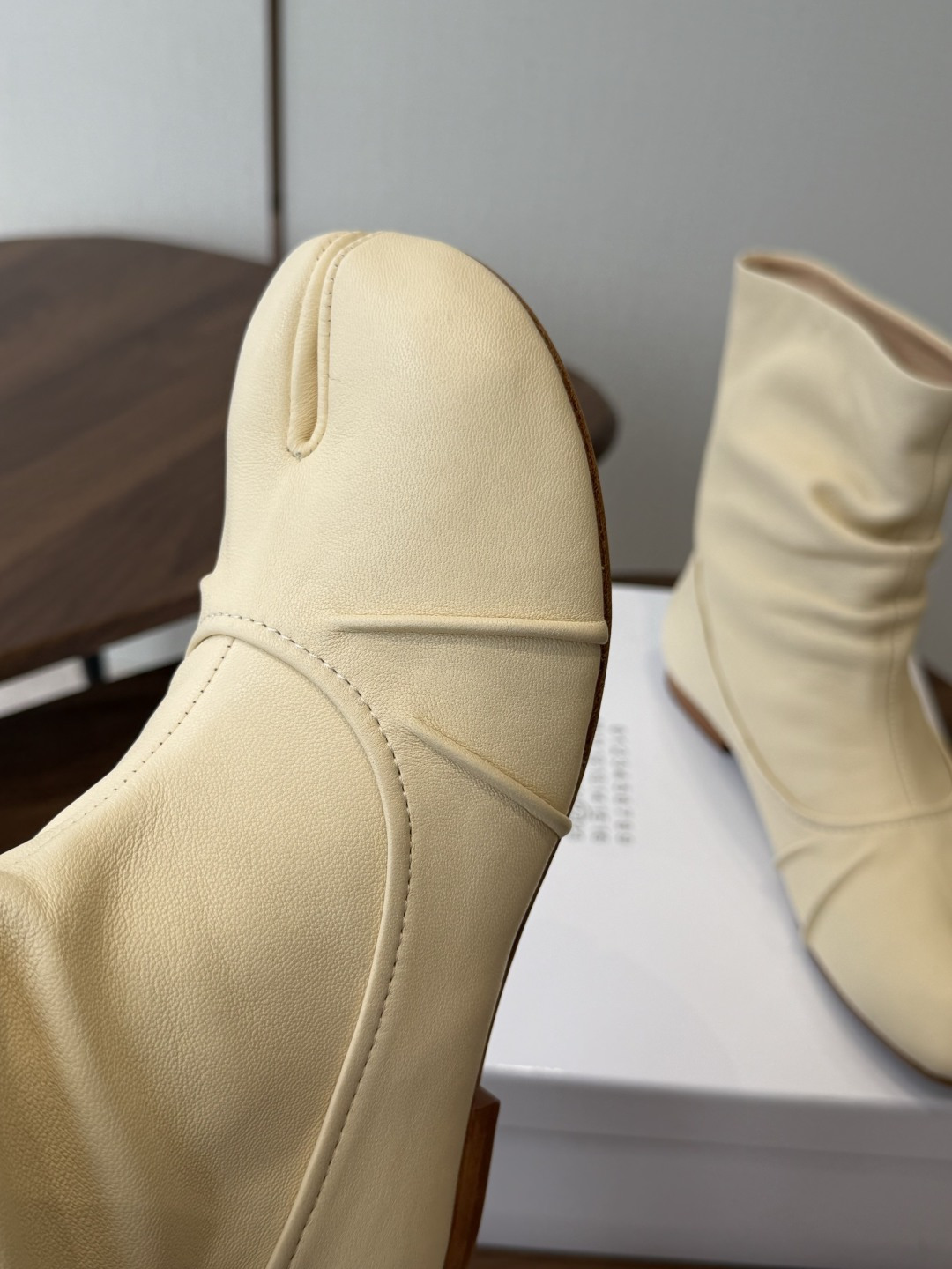 MaisonMargiela MM6 马吉拉分趾系列低跟分趾靴 告别臃肿,专为当代独立、气质都市女性打造高级鞋履 对是小 MaisonMargiela MM6 马吉拉分趾系列低跟分趾靴 告别臃肿,专为当代独立、气质都市女性打造高级鞋履 对是小
