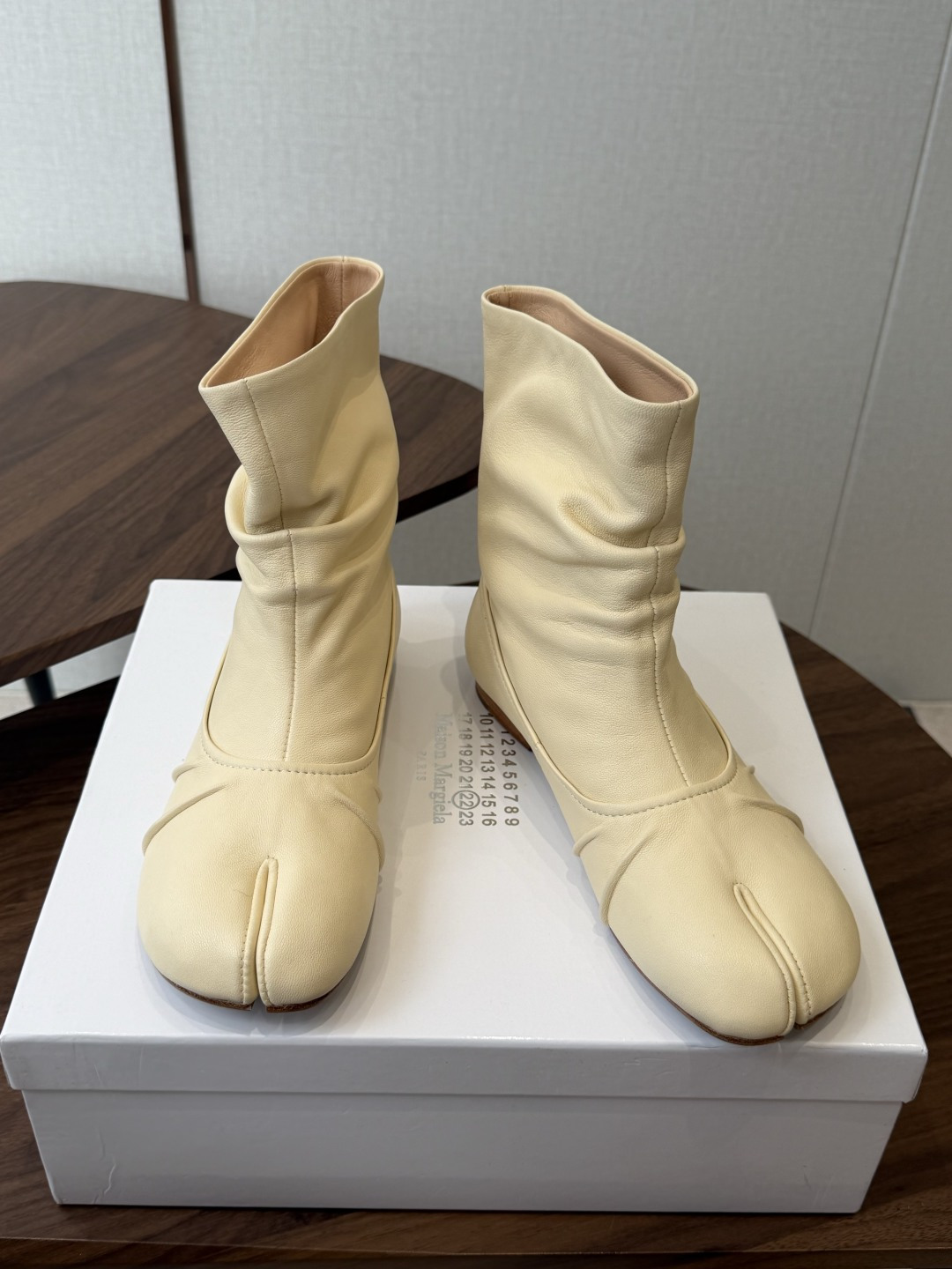 MaisonMargiela MM6 马吉拉分趾系列低跟分趾靴 告别臃肿,专为当代独立、气质都市女性打造高级鞋履 对是小 MaisonMargiela MM6 马吉拉分趾系列低跟分趾靴 告别臃肿,专为当代独立、气质都市女性打造高级鞋履 对是小