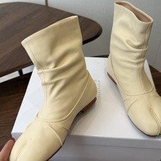 MaisonMargiela MM6 马吉拉分趾系列低跟分趾靴 告别臃肿,专为当代独立、气质都市女性打造高级鞋履 对是小 MaisonMargiela MM6 马吉拉分趾系列低跟分趾靴 告别臃肿,专为当代独立、气质都市女性打造高级鞋履 对是小