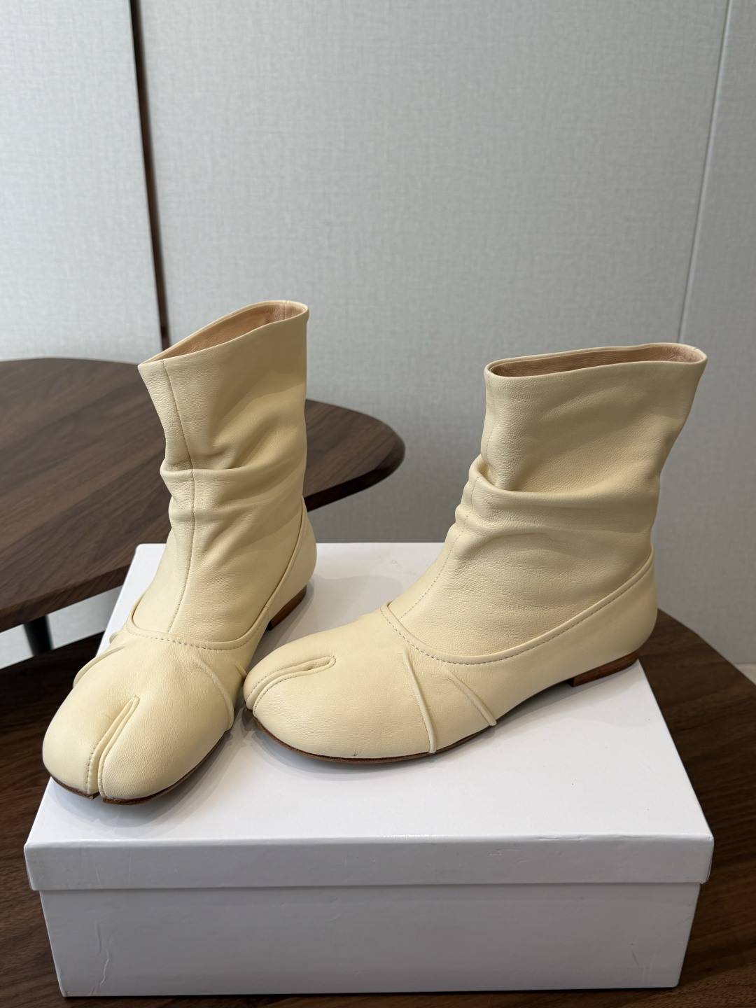 MaisonMargiela MM6 马吉拉分趾系列低跟分趾靴 告别臃肿,专为当代独立、气质都市女性打造高级鞋履 对是小 MaisonMargiela MM6 马吉拉分趾系列低跟分趾靴 告别臃肿,专为当代独立、气质都市女性打造高级鞋履 对是小