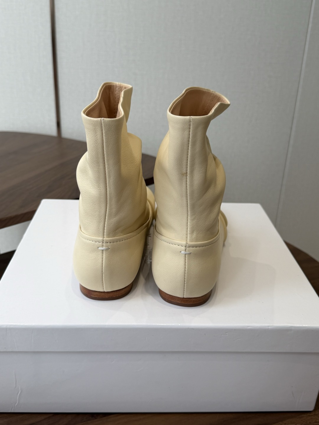 MaisonMargiela MM6 马吉拉分趾系列低跟分趾靴 告别臃肿,专为当代独立、气质都市女性打造高级鞋履 对是小 MaisonMargiela MM6 马吉拉分趾系列低跟分趾靴 告别臃肿,专为当代独立、气质都市女性打造高级鞋履 对是小
