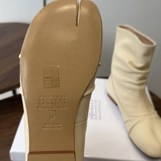 MaisonMargiela MM6 马吉拉分趾系列低跟分趾靴 告别臃肿,专为当代独立、气质都市女性打造高级鞋履 对是小 MaisonMargiela MM6 马吉拉分趾系列低跟分趾靴 告别臃肿,专为当代独立、气质都市女性打造高级鞋履 对是小