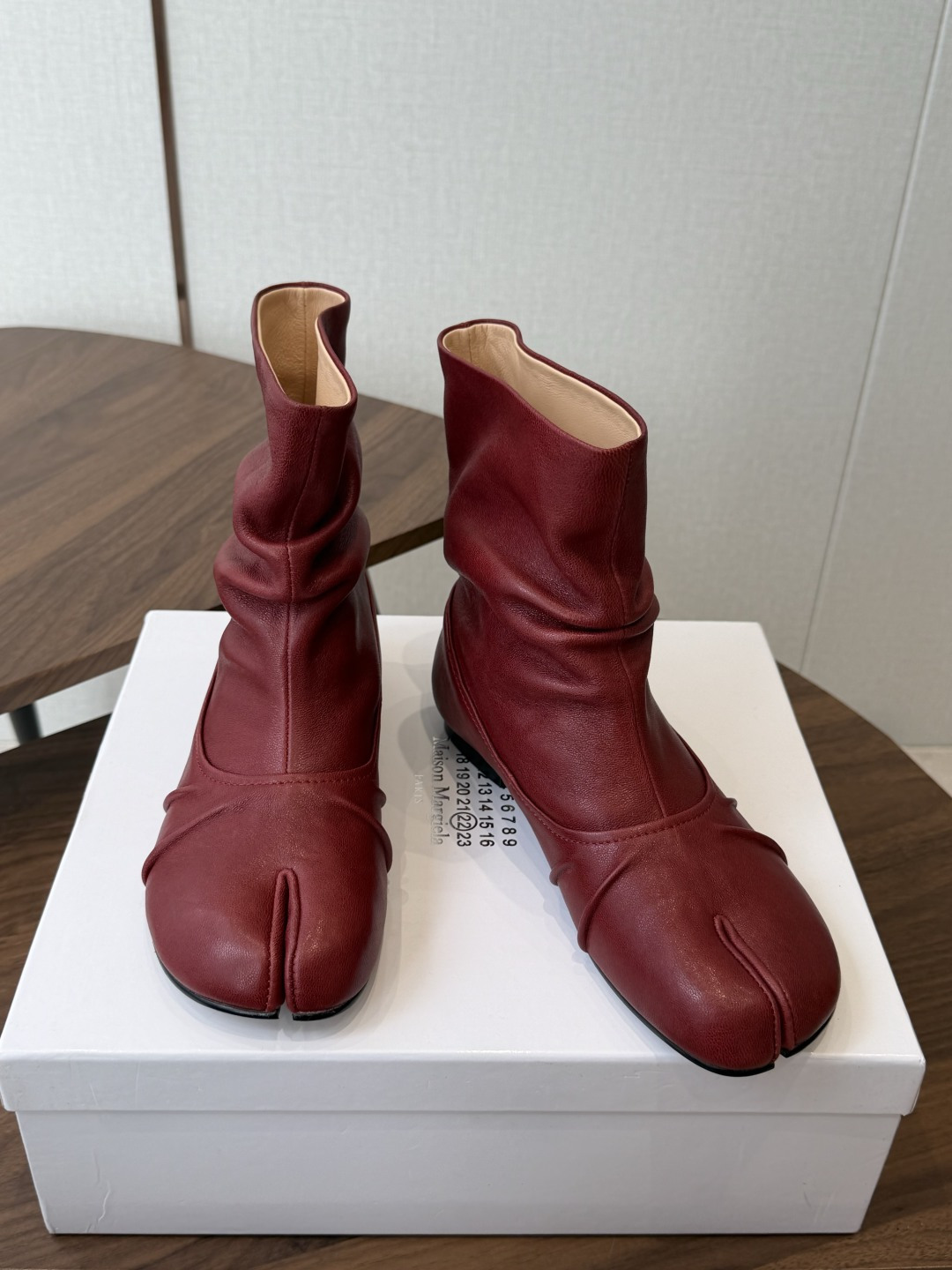 MaisonMargiela MM6 马吉拉分趾系列低跟分趾靴 告别臃肿,专为当代独立、气质都市女性打造高级鞋履 对是小 MaisonMargiela MM6 马吉拉分趾系列低跟分趾靴 告别臃肿,专为当代独立、气质都市女性打造高级鞋履 对是小