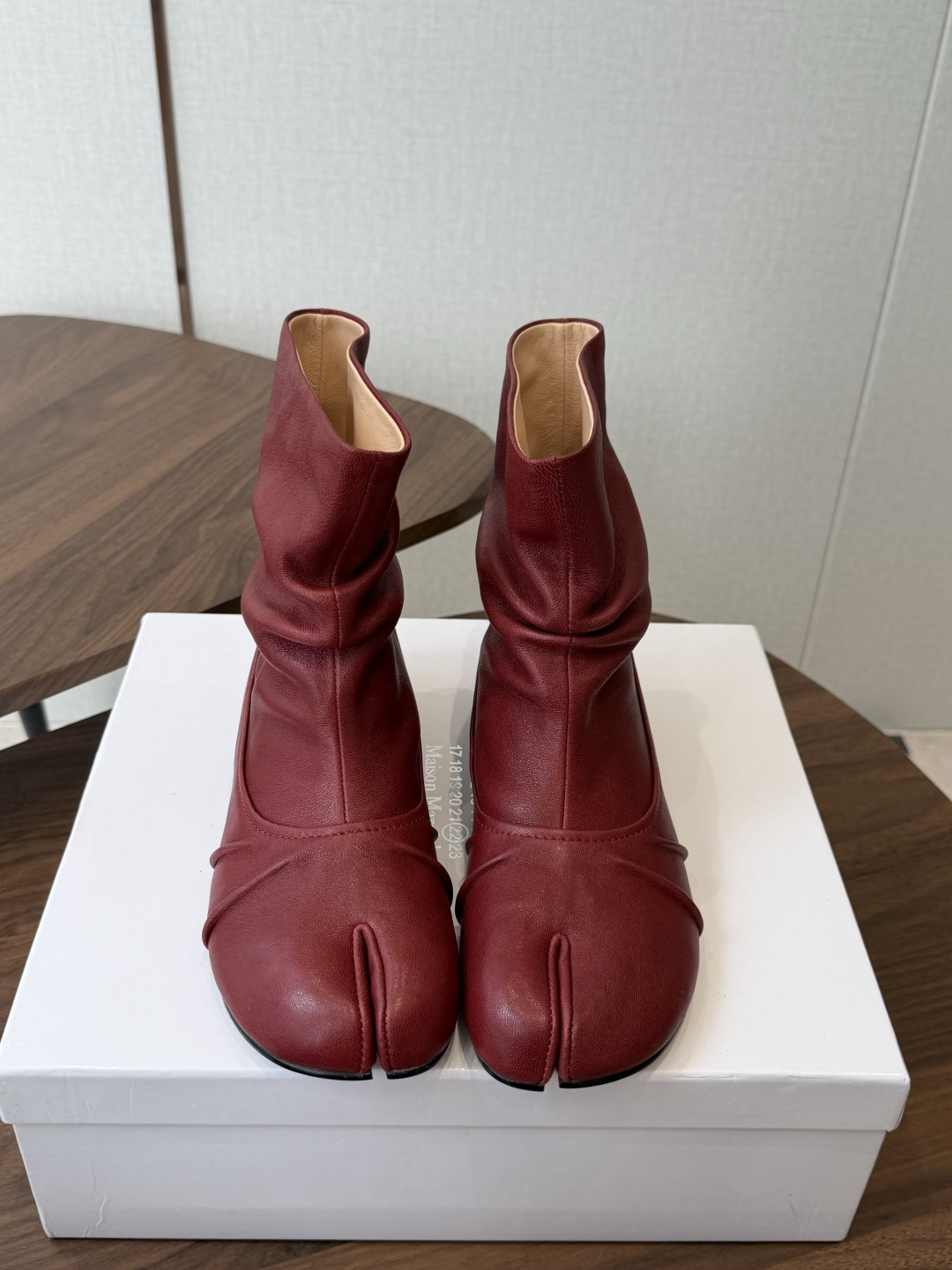 MaisonMargiela MM6 马吉拉分趾系列低跟分趾靴 告别臃肿，专为当代独立、气质都市女性打造高级鞋履 对是小