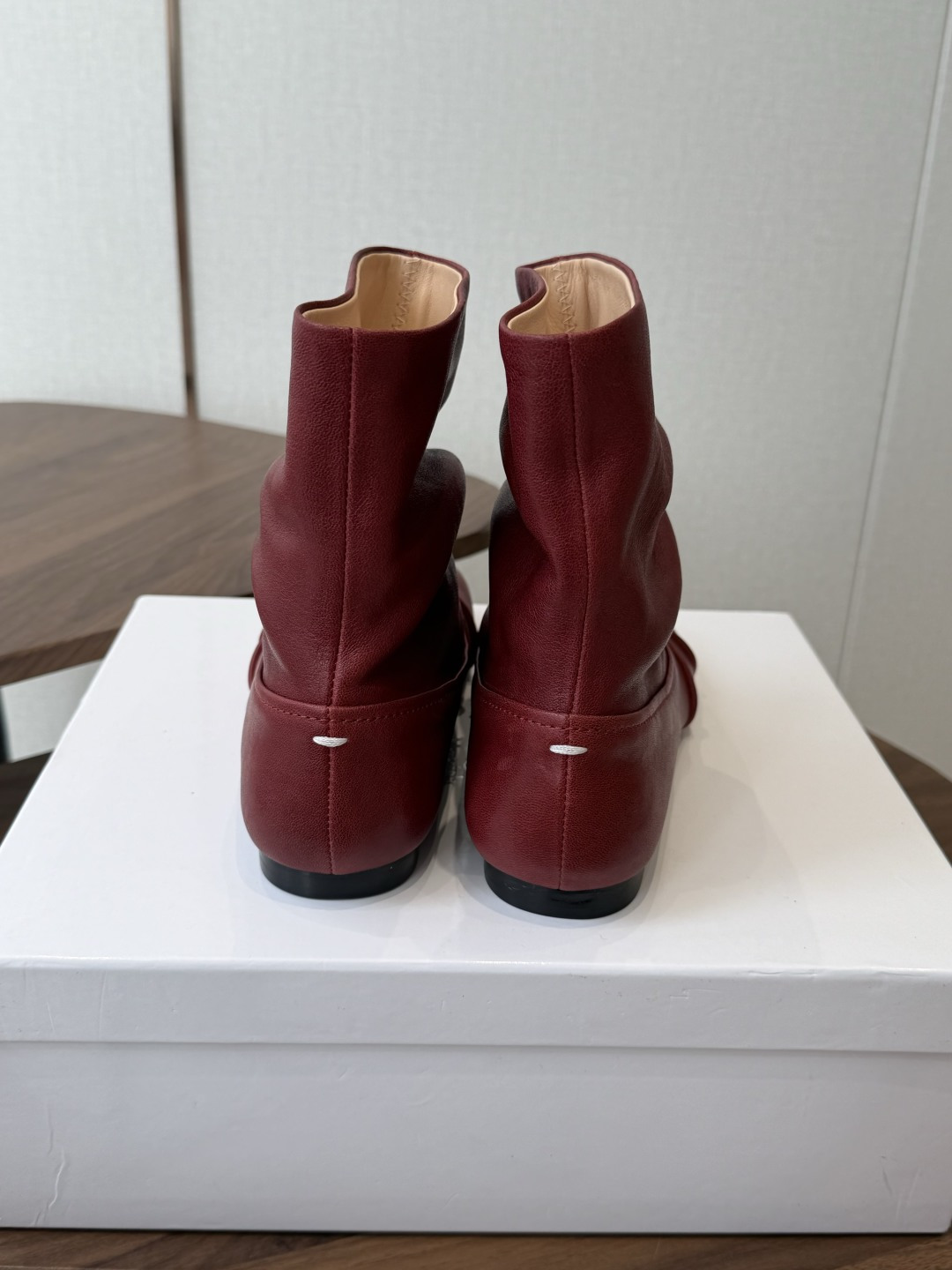 MaisonMargiela MM6 马吉拉分趾系列低跟分趾靴 告别臃肿,专为当代独立、气质都市女性打造高级鞋履 对是小 MaisonMargiela MM6 马吉拉分趾系列低跟分趾靴 告别臃肿,专为当代独立、气质都市女性打造高级鞋履 对是小