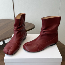 MaisonMargiela MM6 马吉拉分趾系列低跟分趾靴 告别臃肿,专为当代独立、气质都市女性打造高级鞋履 对是小 MaisonMargiela MM6 马吉拉分趾系列低跟分趾靴 告别臃肿,专为当代独立、气质都市女性打造高级鞋履 对是小