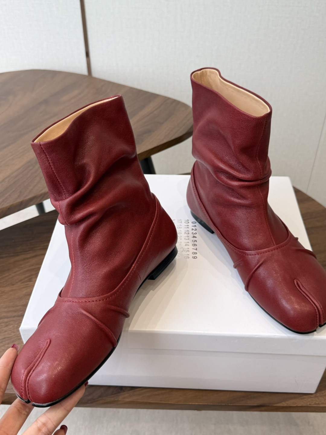 MaisonMargiela MM6 马吉拉分趾系列低跟分趾靴 告别臃肿,专为当代独立、气质都市女性打造高级鞋履 对是小 MaisonMargiela MM6 马吉拉分趾系列低跟分趾靴 告别臃肿,专为当代独立、气质都市女性打造高级鞋履 对是小