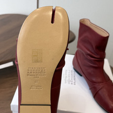 MaisonMargiela MM6 马吉拉分趾系列低跟分趾靴 告别臃肿,专为当代独立、气质都市女性打造高级鞋履 对是小 MaisonMargiela MM6 马吉拉分趾系列低跟分趾靴 告别臃肿,专为当代独立、气质都市女性打造高级鞋履 对是小