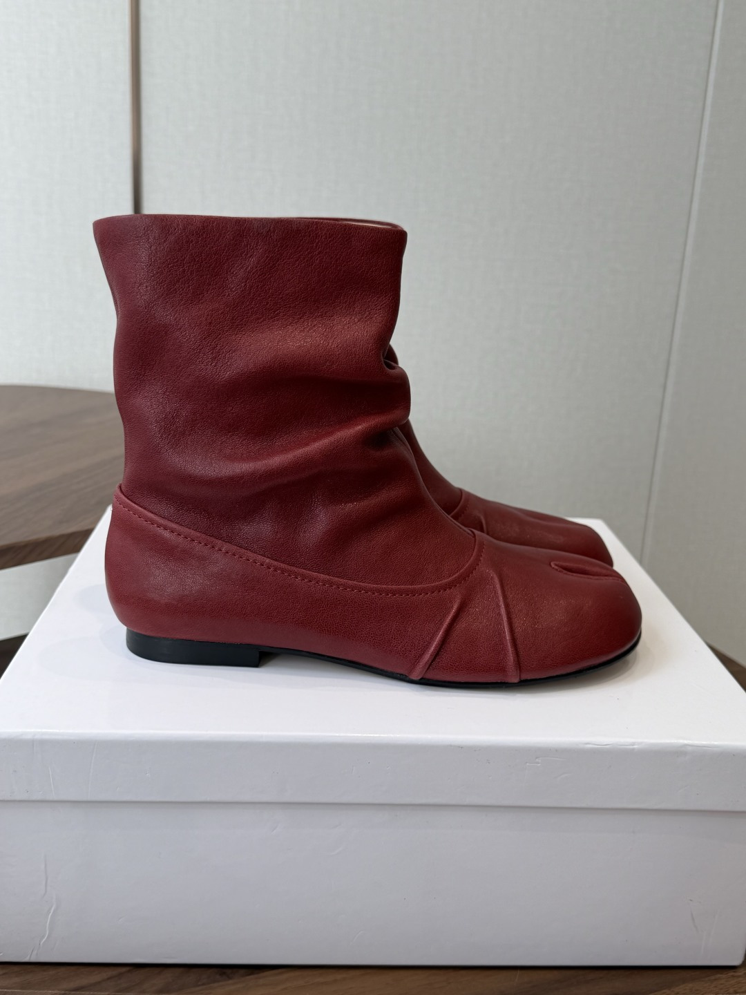 MaisonMargiela MM6 马吉拉分趾系列低跟分趾靴 告别臃肿,专为当代独立、气质都市女性打造高级鞋履 对是小 MaisonMargiela MM6 马吉拉分趾系列低跟分趾靴 告别臃肿,专为当代独立、气质都市女性打造高级鞋履 对是小