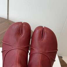 MaisonMargiela MM6 马吉拉分趾系列低跟分趾靴 告别臃肿,专为当代独立、气质都市女性打造高级鞋履 对是小 MaisonMargiela MM6 马吉拉分趾系列低跟分趾靴 告别臃肿,专为当代独立、气质都市女性打造高级鞋履 对是小