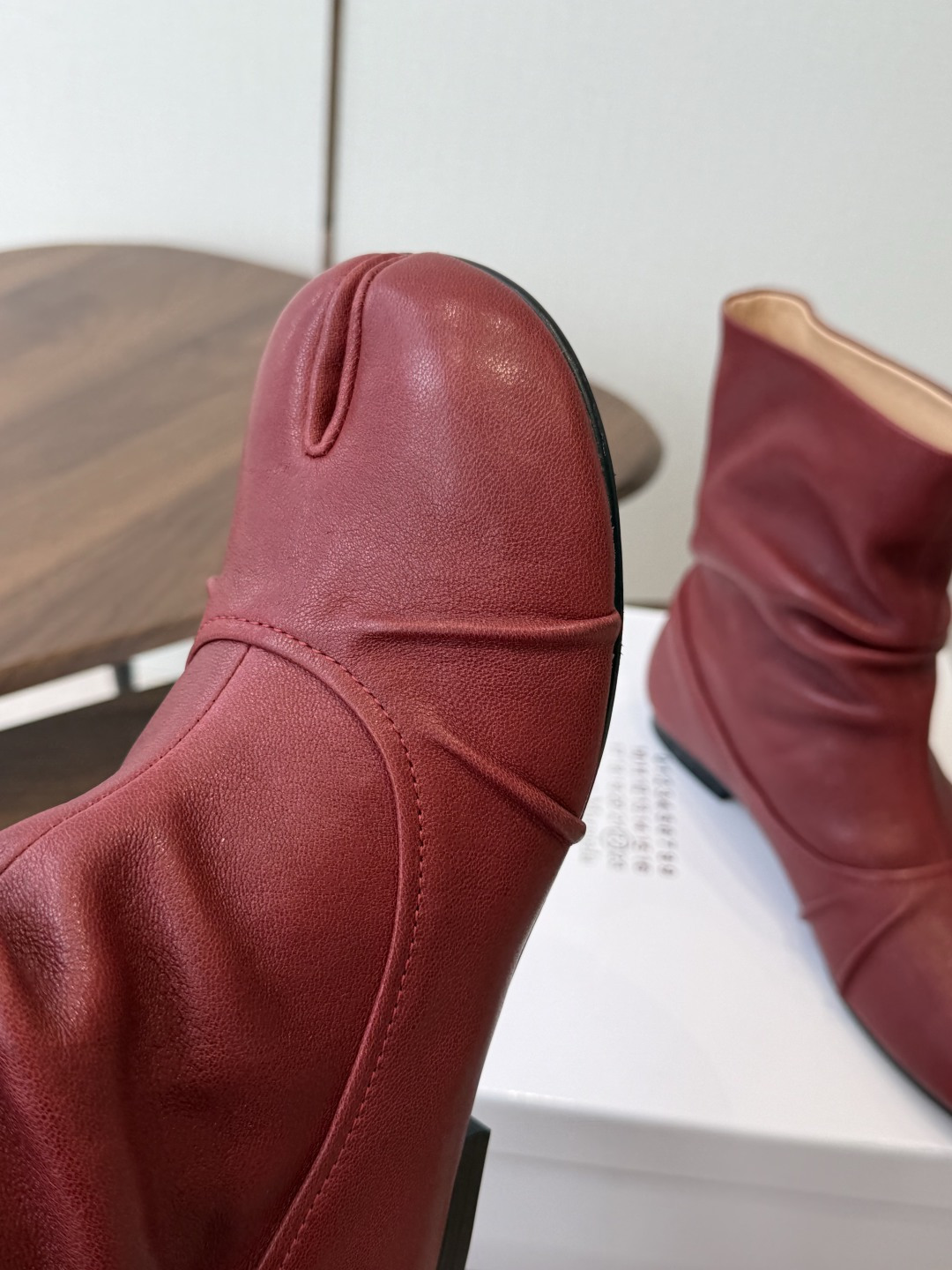 MaisonMargiela MM6 马吉拉分趾系列低跟分趾靴 告别臃肿,专为当代独立、气质都市女性打造高级鞋履 对是小 MaisonMargiela MM6 马吉拉分趾系列低跟分趾靴 告别臃肿,专为当代独立、气质都市女性打造高级鞋履 对是小