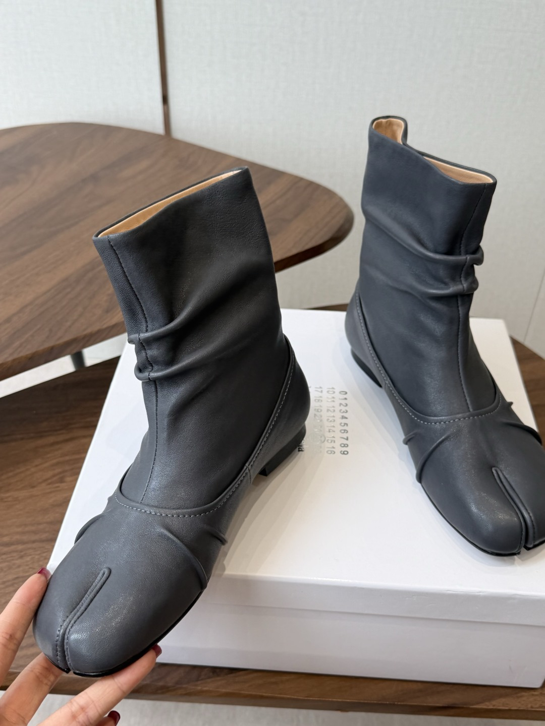 MaisonMargiela MM6 马吉拉分趾系列低跟分趾靴 告别臃肿,专为当代独立、气质都市女性打造高级鞋履 对是小 MaisonMargiela MM6 马吉拉分趾系列低跟分趾靴 告别臃肿,专为当代独立、气质都市女性打造高级鞋履 对是小