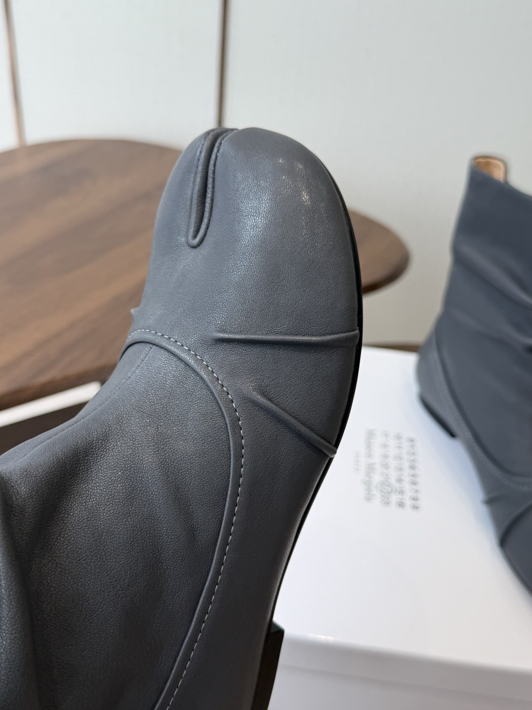 MaisonMargiela MM6 马吉拉分趾系列低跟分趾靴 告别臃肿,专为当代独立、气质都市女性打造高级鞋履 对是小 MaisonMargiela MM6 马吉拉分趾系列低跟分趾靴 告别臃肿,专为当代独立、气质都市女性打造高级鞋履 对是小