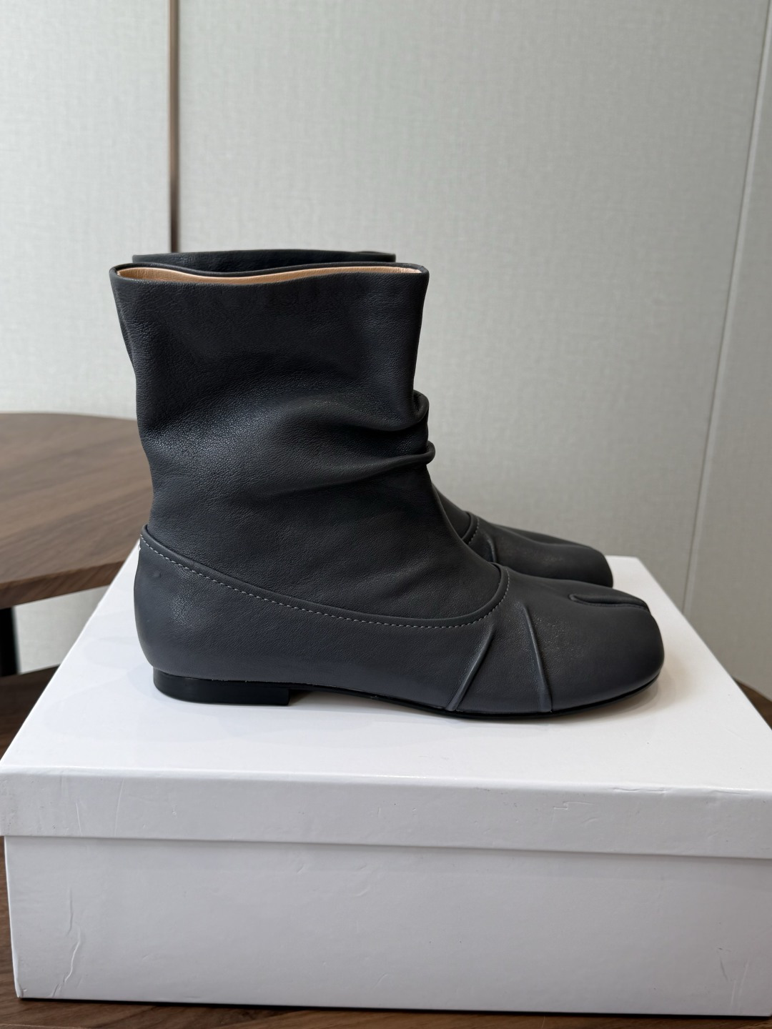 MaisonMargiela MM6 马吉拉分趾系列低跟分趾靴 告别臃肿,专为当代独立、气质都市女性打造高级鞋履 对是小 MaisonMargiela MM6 马吉拉分趾系列低跟分趾靴 告别臃肿,专为当代独立、气质都市女性打造高级鞋履 对是小