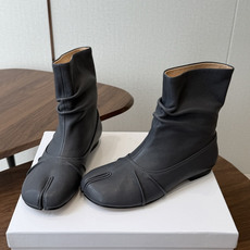MaisonMargiela MM6 马吉拉分趾系列低跟分趾靴 告别臃肿,专为当代独立、气质都市女性打造高级鞋履 对是小 MaisonMargiela MM6 马吉拉分趾系列低跟分趾靴 告别臃肿,专为当代独立、气质都市女性打造高级鞋履 对是小