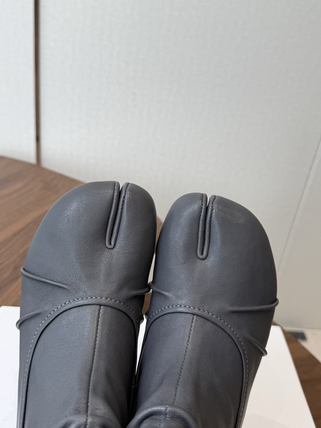 MaisonMargiela MM6 马吉拉分趾系列低跟分趾靴 告别臃肿,专为当代独立、气质都市女性打造高级鞋履 对是小 MaisonMargiela MM6 马吉拉分趾系列低跟分趾靴 告别臃肿,专为当代独立、气质都市女性打造高级鞋履 对是小