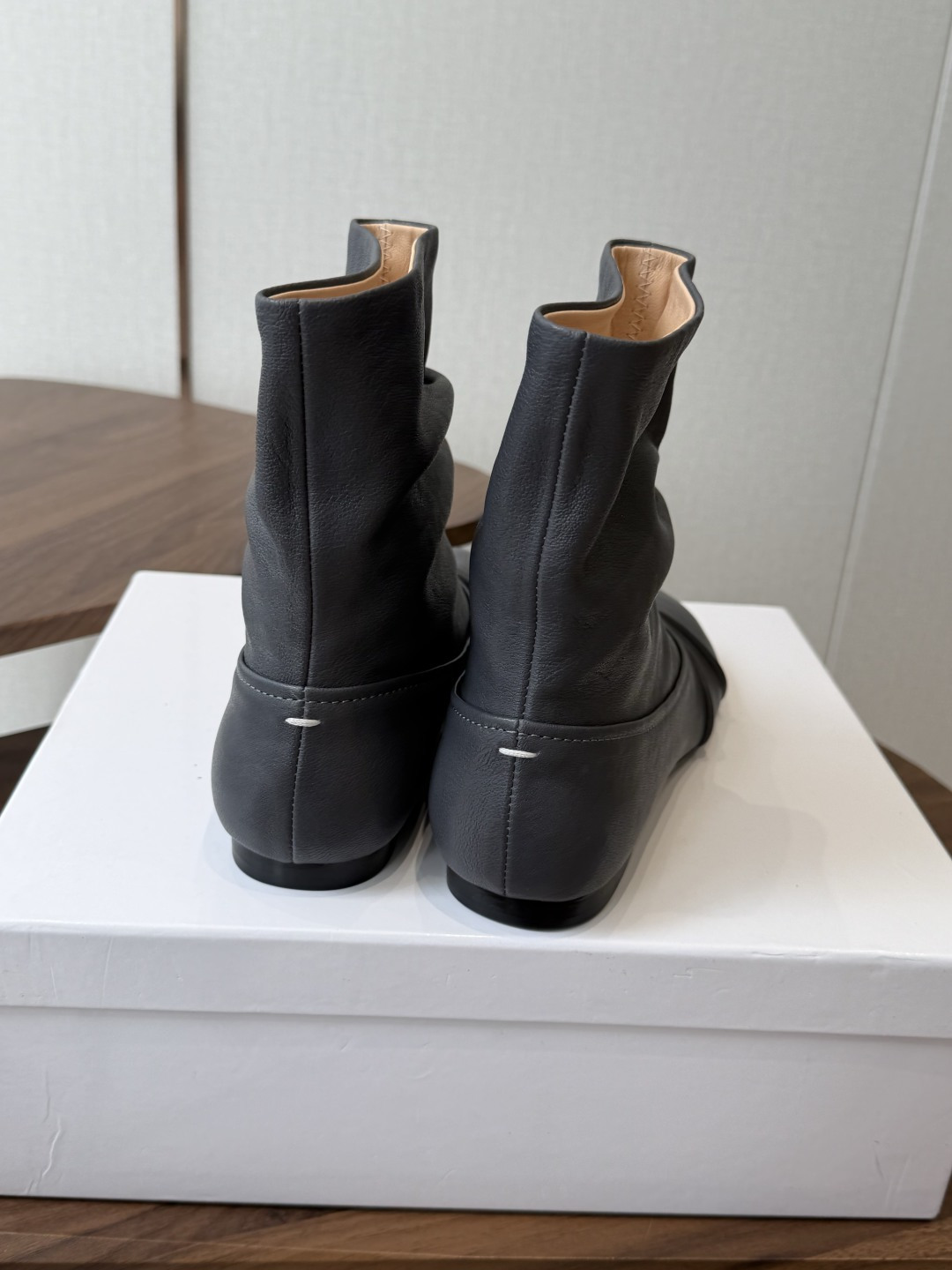 MaisonMargiela MM6 马吉拉分趾系列低跟分趾靴 告别臃肿,专为当代独立、气质都市女性打造高级鞋履 对是小 MaisonMargiela MM6 马吉拉分趾系列低跟分趾靴 告别臃肿,专为当代独立、气质都市女性打造高级鞋履 对是小
