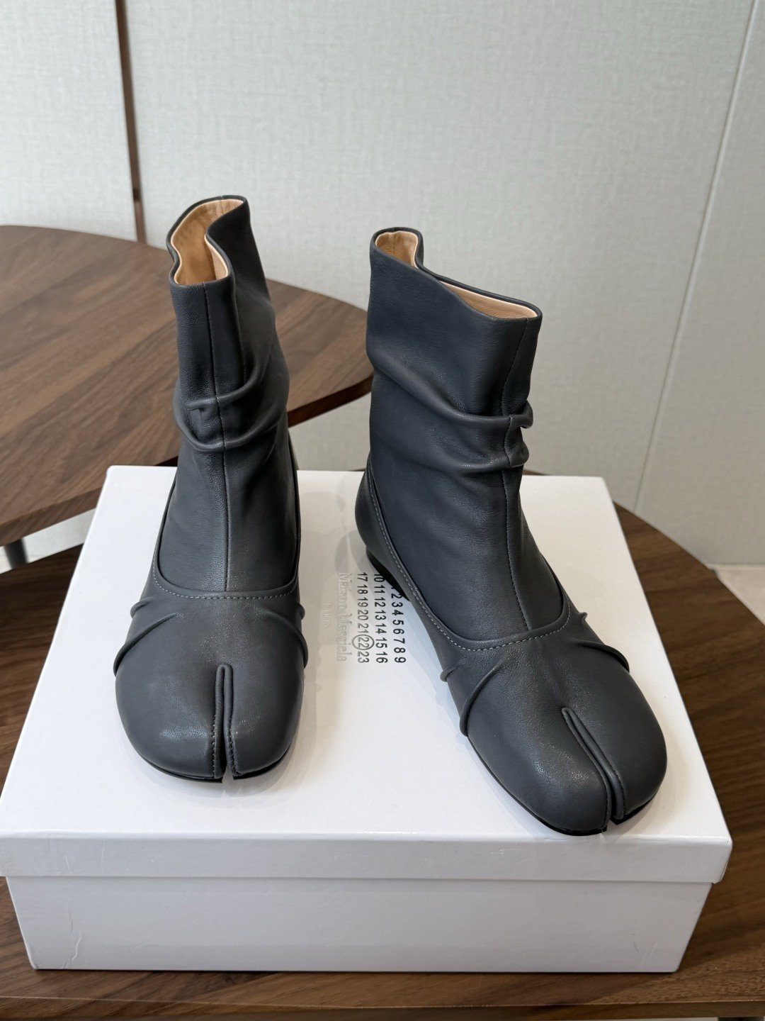 MaisonMargiela MM6 马吉拉分趾系列低跟分趾靴 告别臃肿,专为当代独立、气质都市女性打造高级鞋履 对是小 MaisonMargiela MM6 马吉拉分趾系列低跟分趾靴 告别臃肿,专为当代独立、气质都市女性打造高级鞋履 对是小